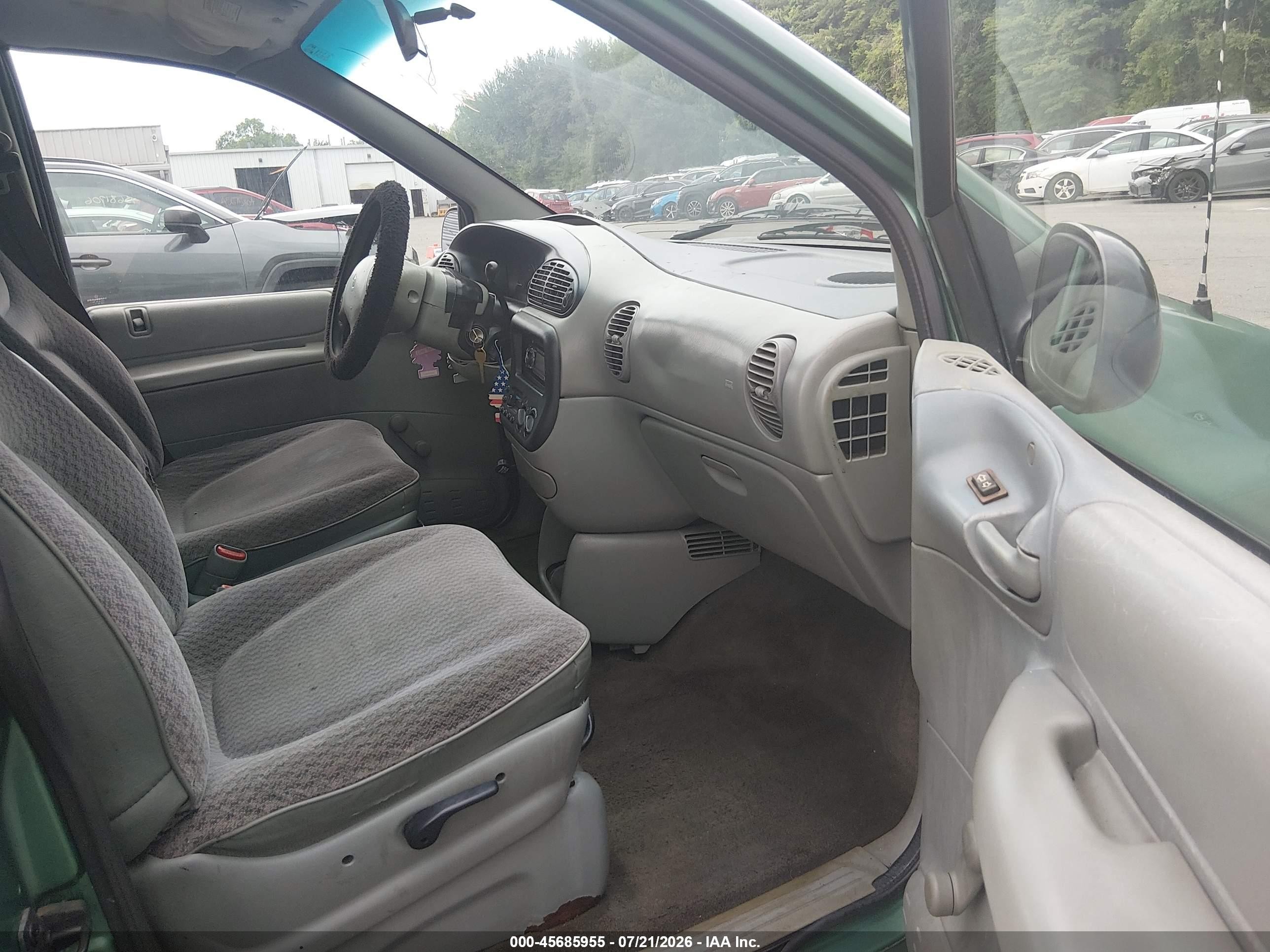 1998 Dodge Caravan   Green vin: 2B4GP25RXWR555854