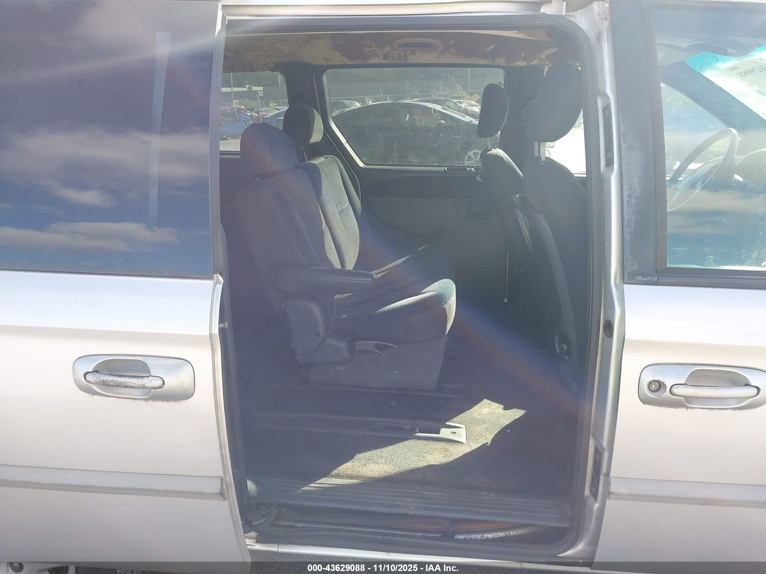 2001 Dodge Grand Caravan Sport Серебряный vin: 2B4GP44301R366776