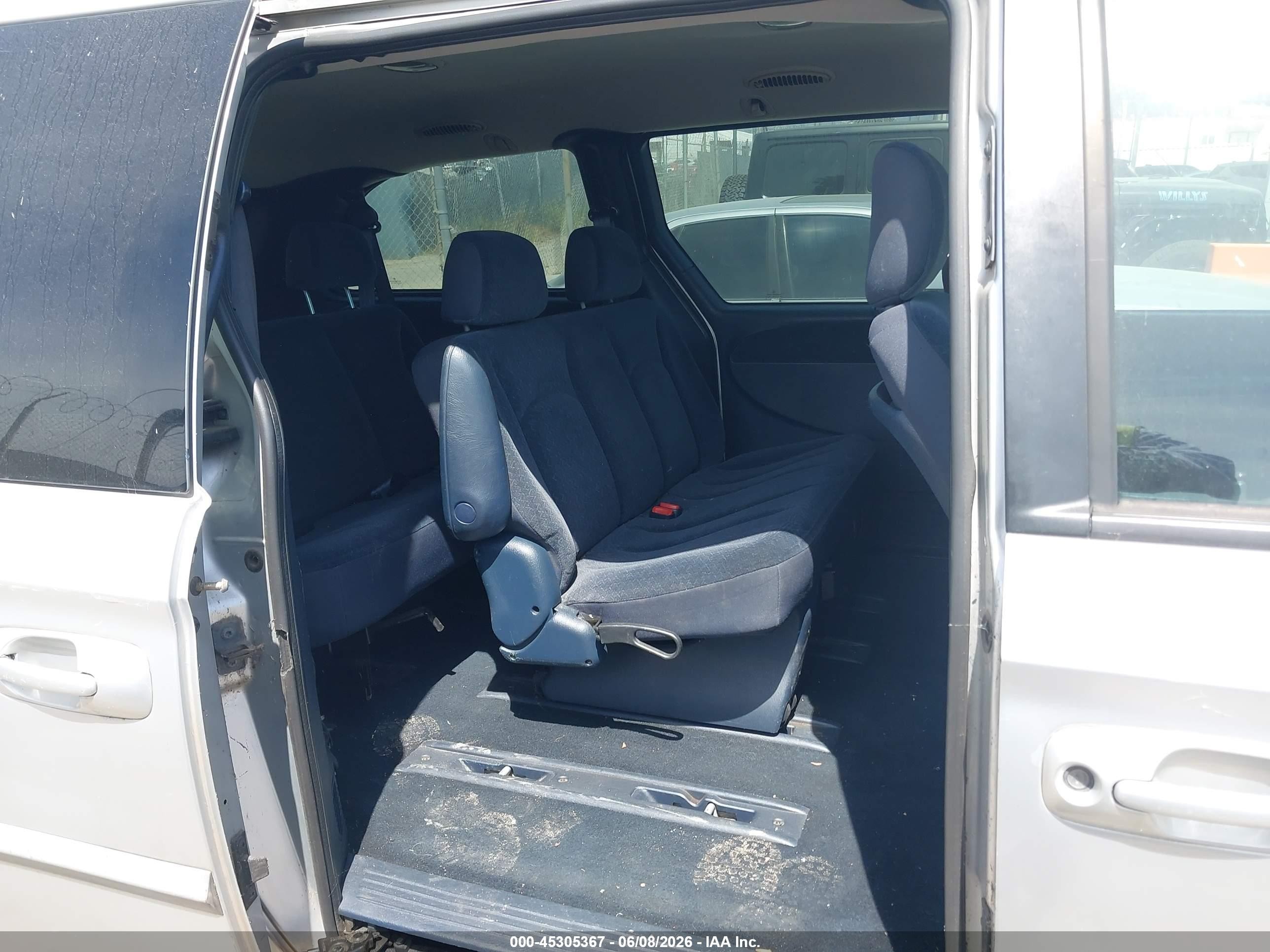 2001 Dodge Grand Caravan Sport Silver vin: 2B4GP44311R203683