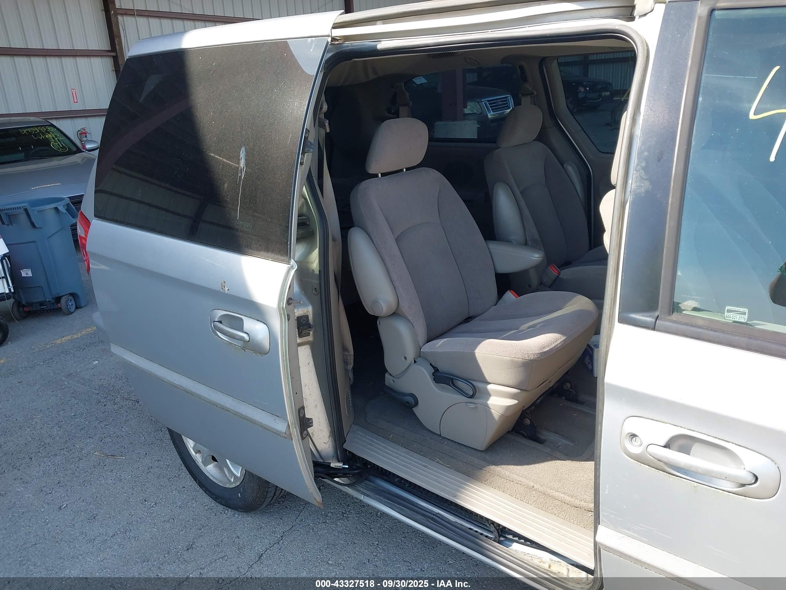 2001 Dodge Grand Caravan Sport Silver vin: 2B4GP44321R283155