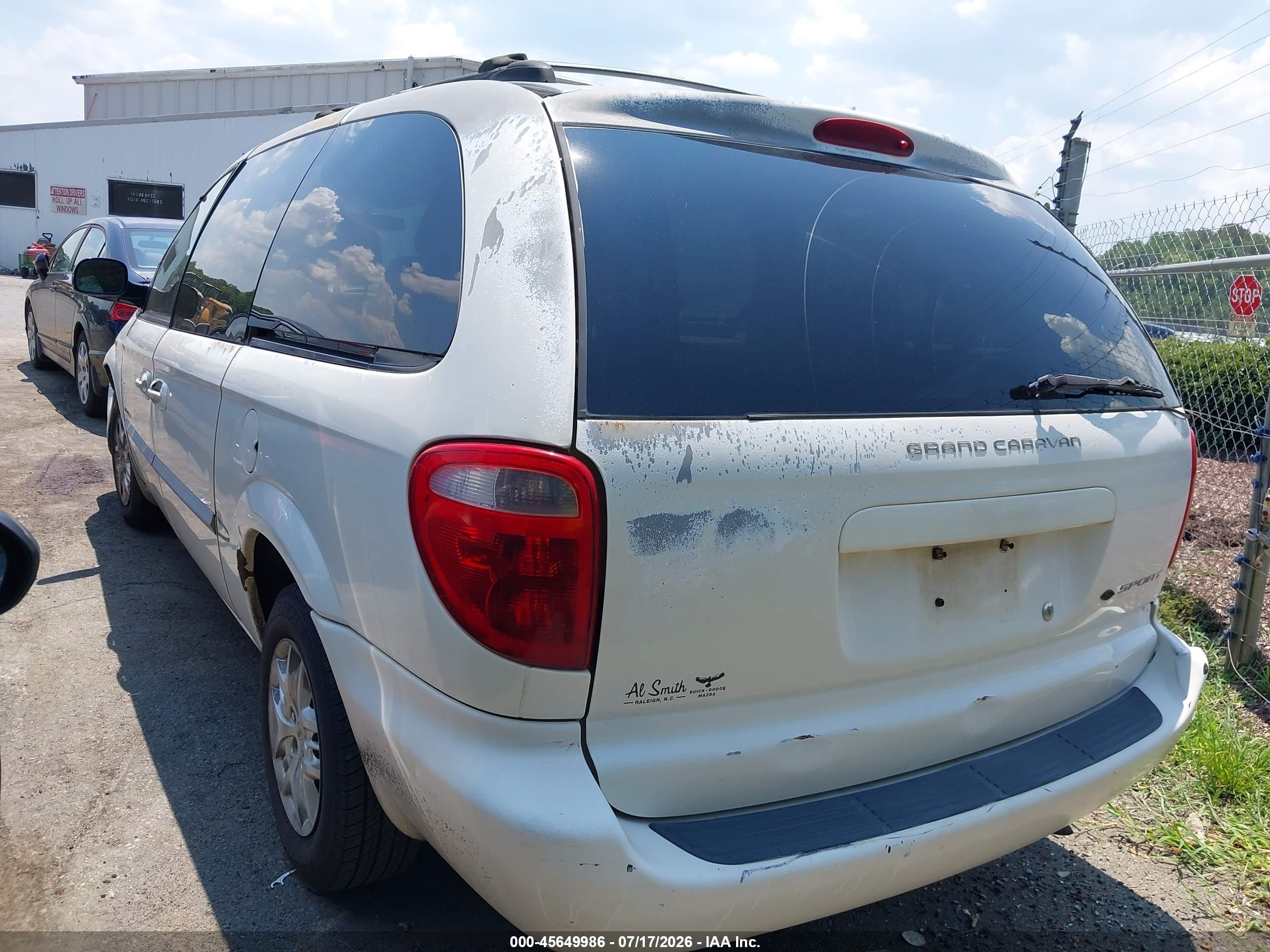 2001 Dodge Grand Caravan Sport White vin: 2B4GP44321R334217
