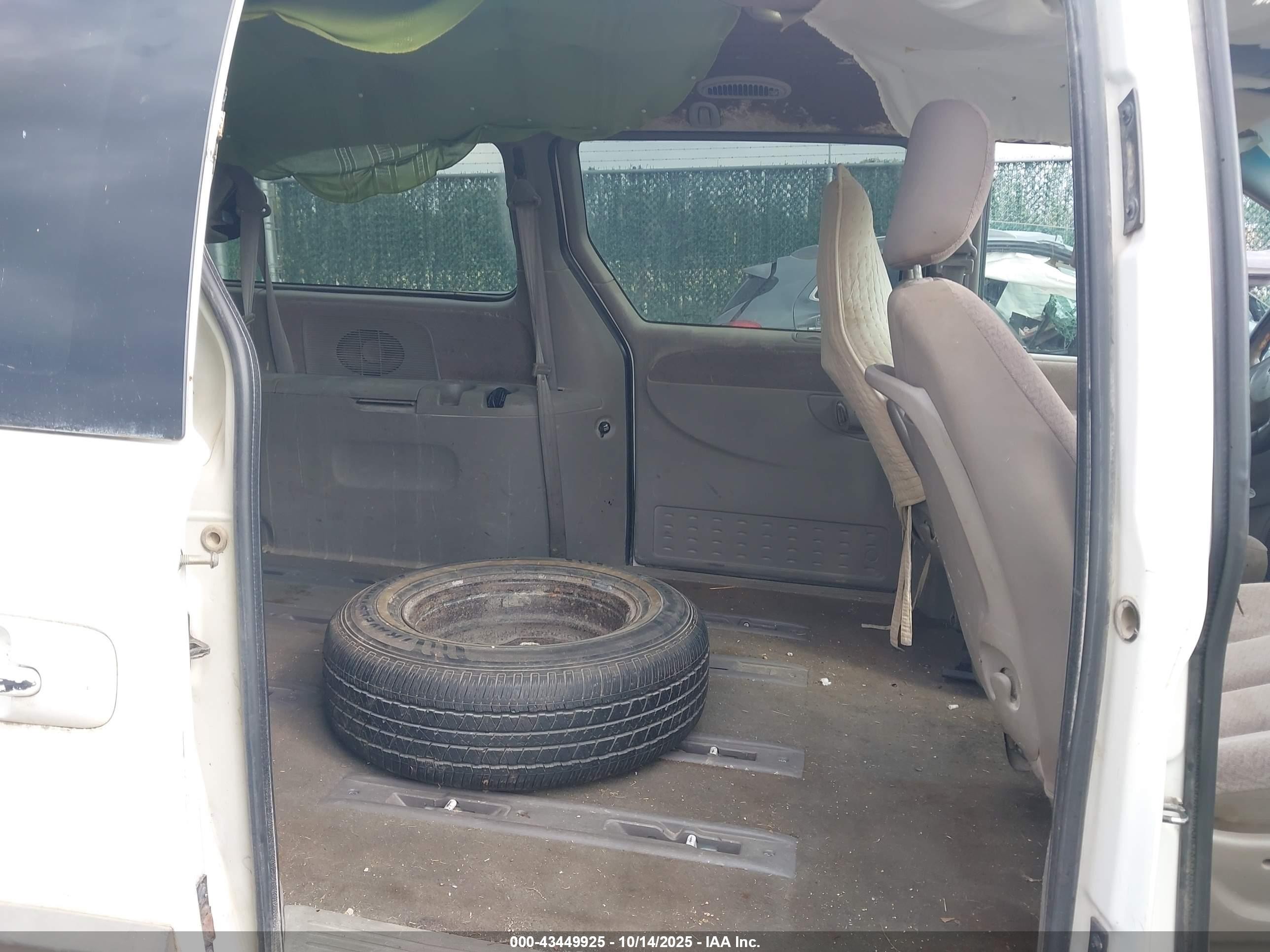 2001 Dodge Grand Caravan Sport Белый vin: 2B4GP44331R202017