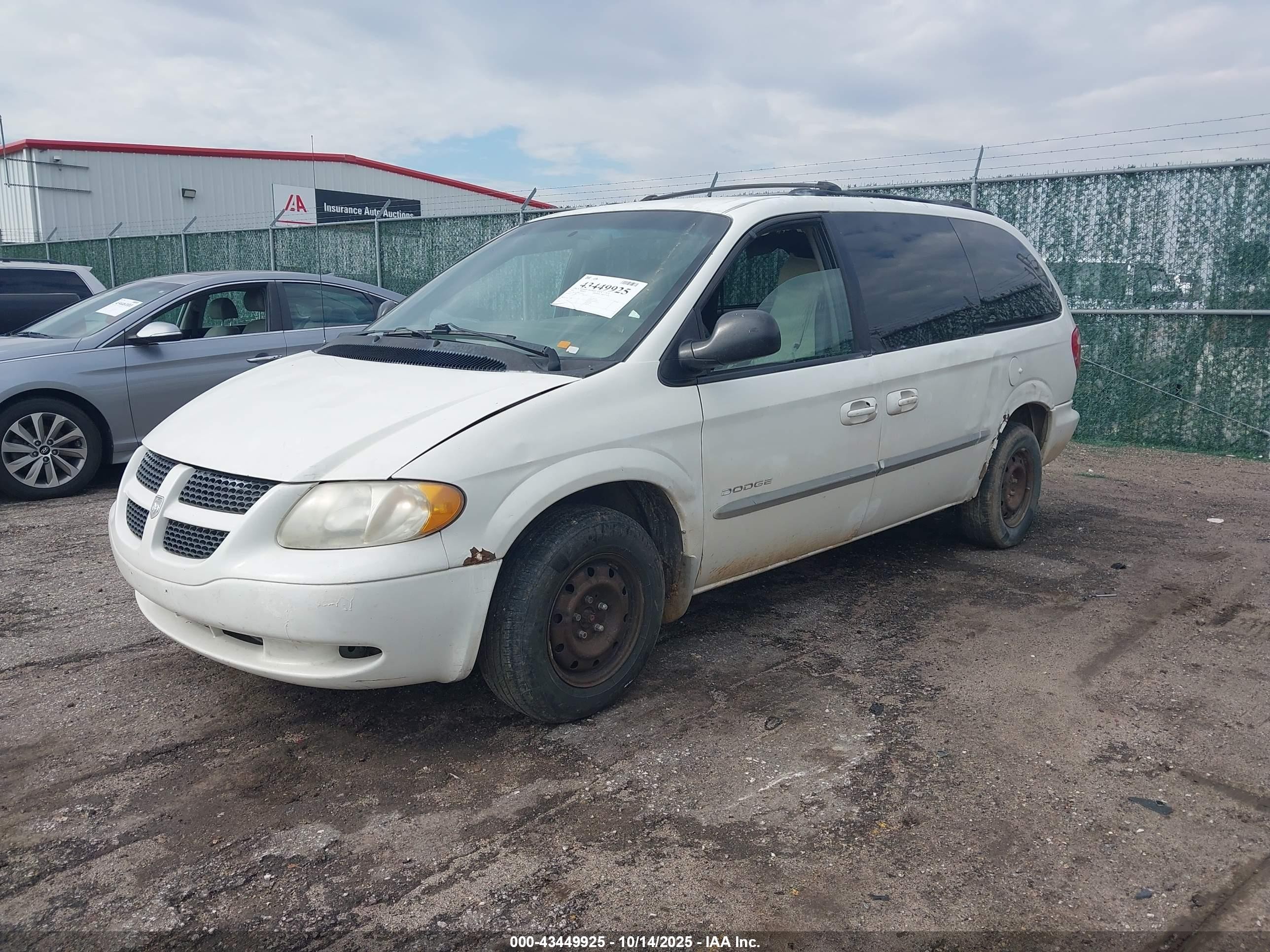 2001 Dodge Grand Caravan Sport Белый vin: 2B4GP44331R202017