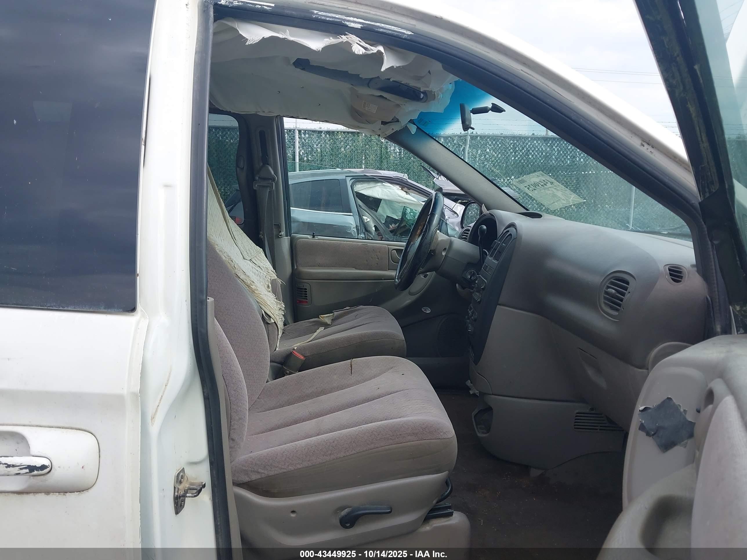 2001 Dodge Grand Caravan Sport Белый vin: 2B4GP44331R202017