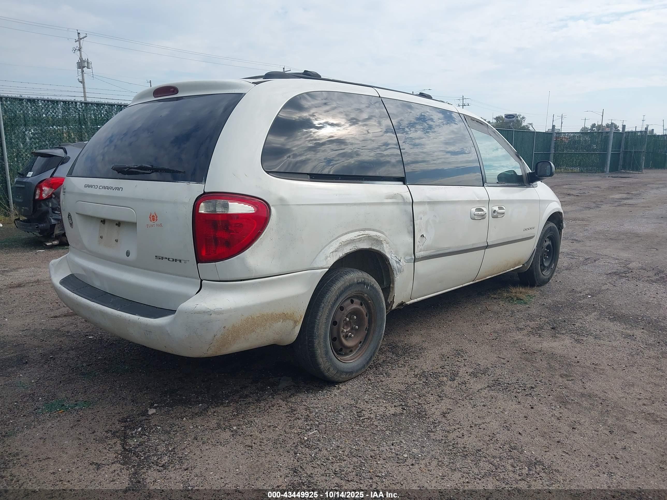 2001 Dodge Grand Caravan Sport Белый vin: 2B4GP44331R202017