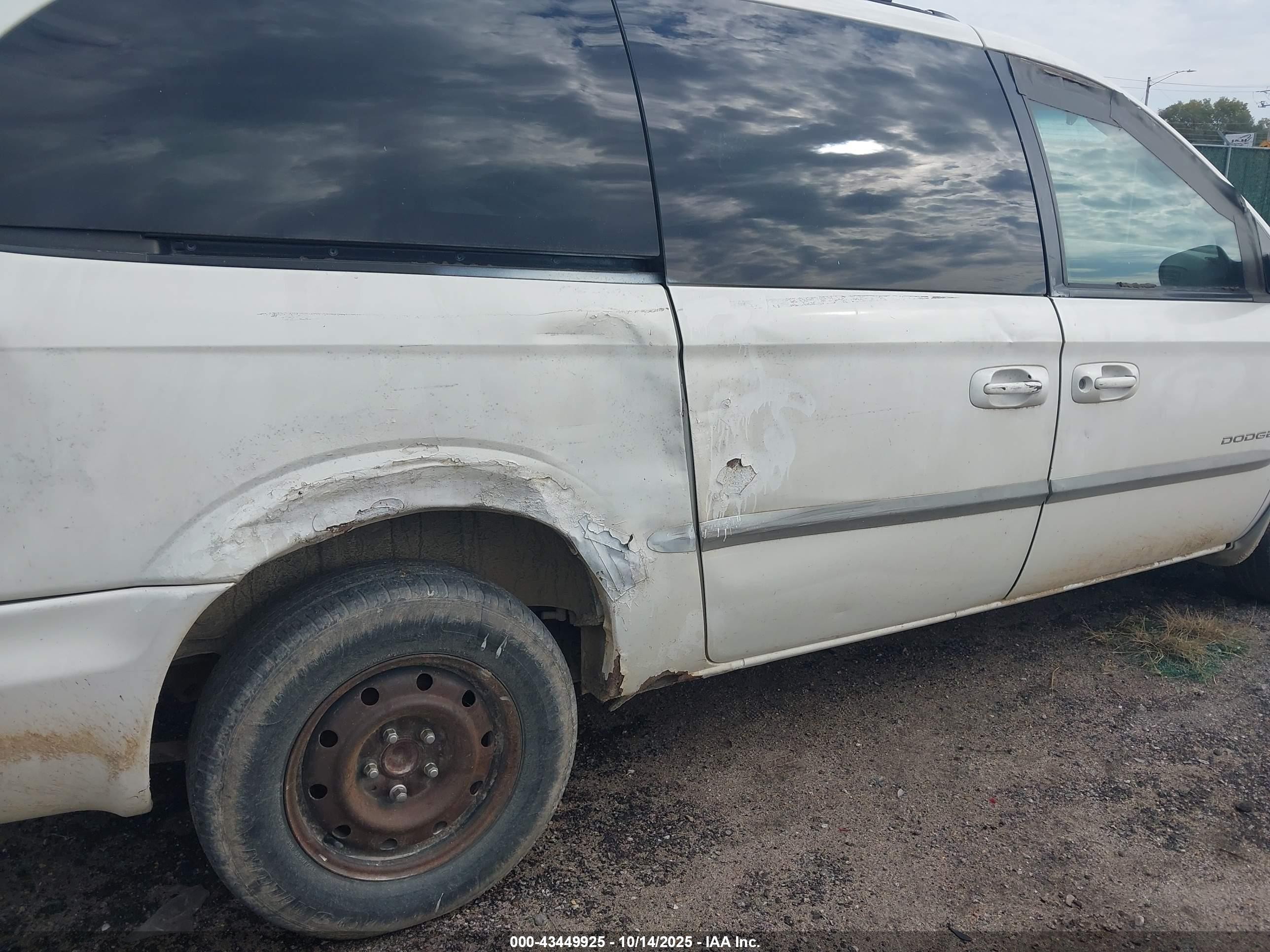 2001 Dodge Grand Caravan Sport Белый vin: 2B4GP44331R202017