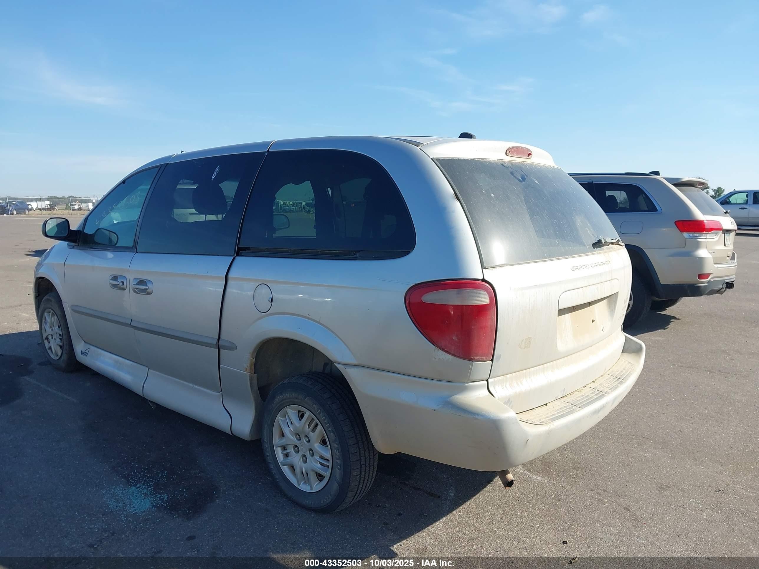 2001 Dodge Grand Caravan Sport Silver vin: 2B4GP44331R419907