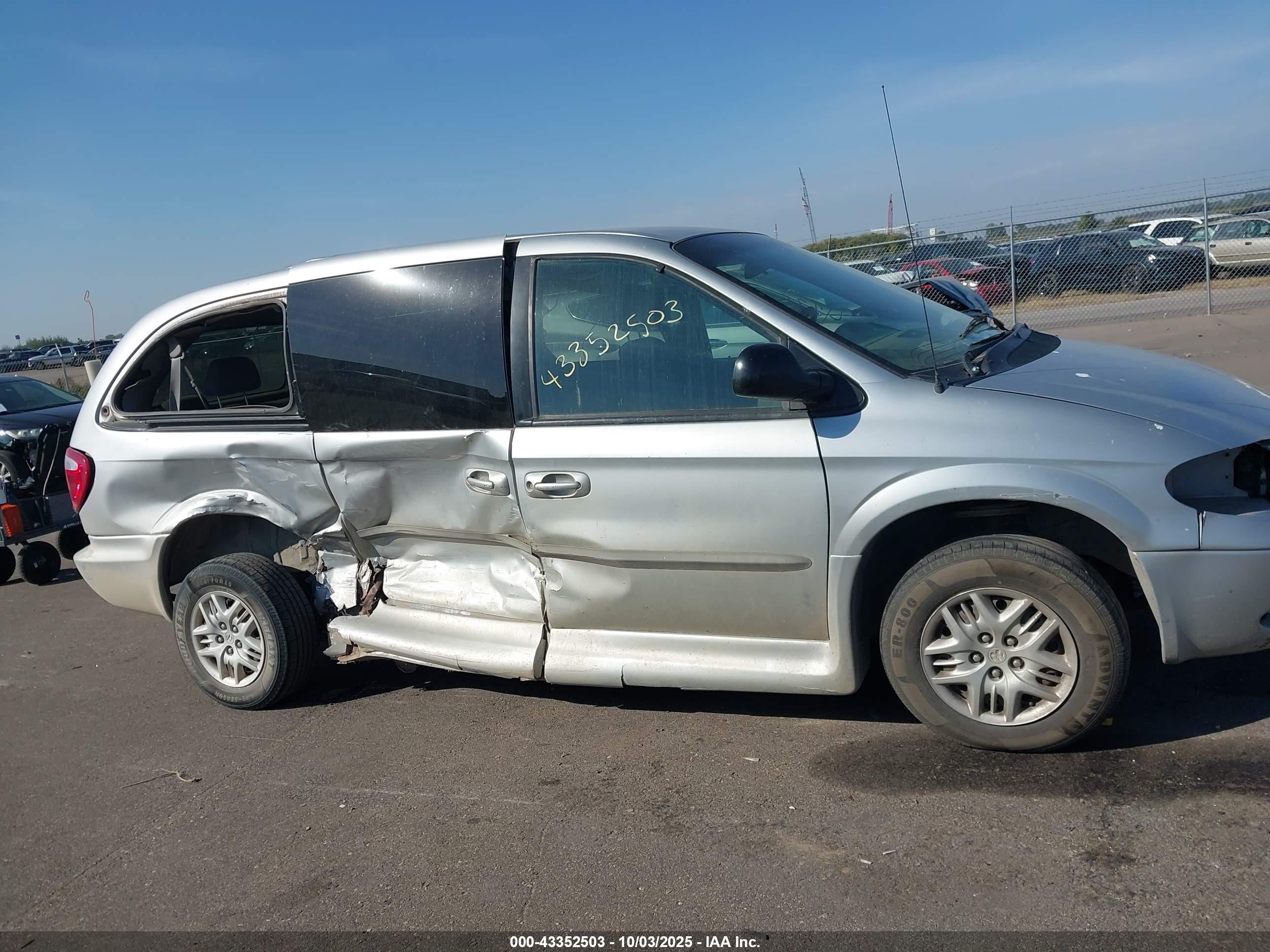2001 Dodge Grand Caravan Sport Silver vin: 2B4GP44331R419907