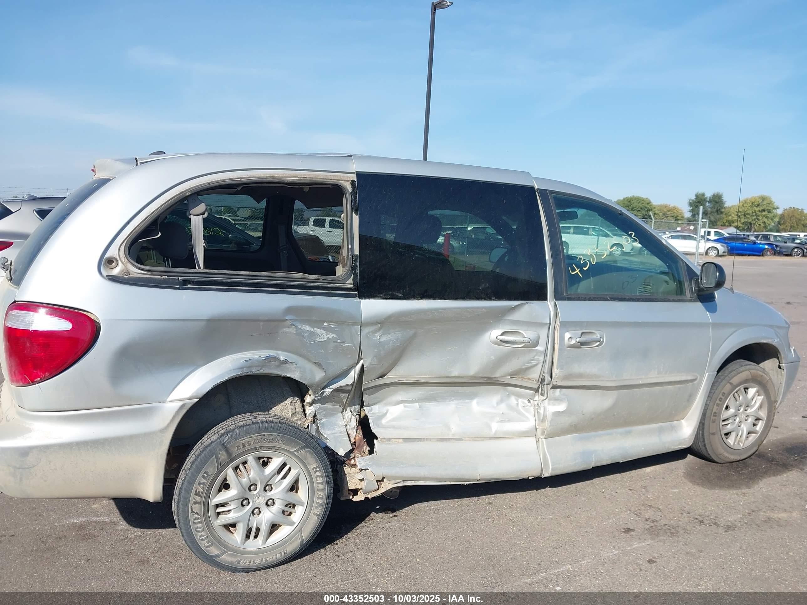 2001 Dodge Grand Caravan Sport Silver vin: 2B4GP44331R419907