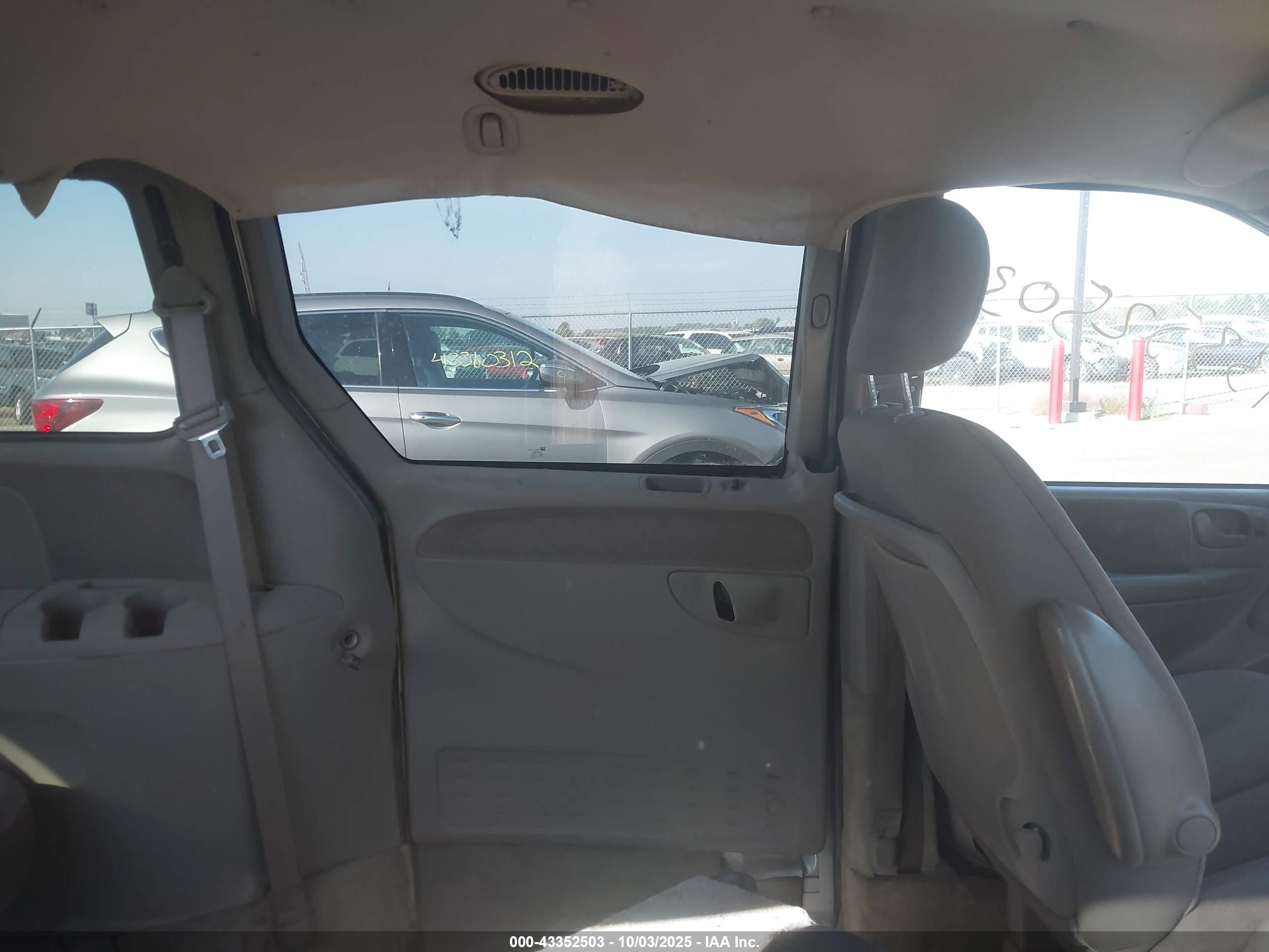 2001 Dodge Grand Caravan Sport Silver vin: 2B4GP44331R419907