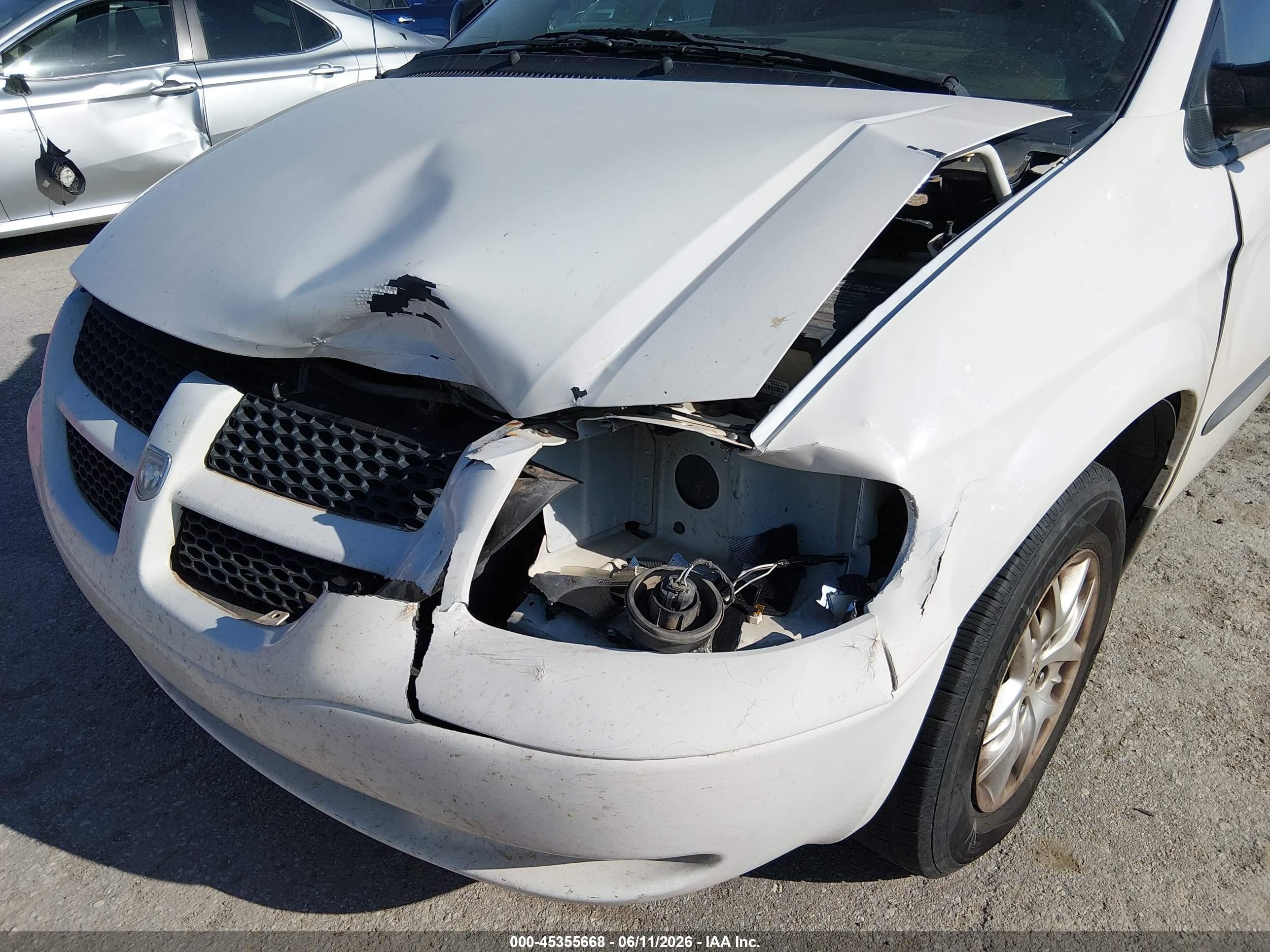 2002 Dodge Grand Caravan Sport White vin: 2B4GP44332R742033