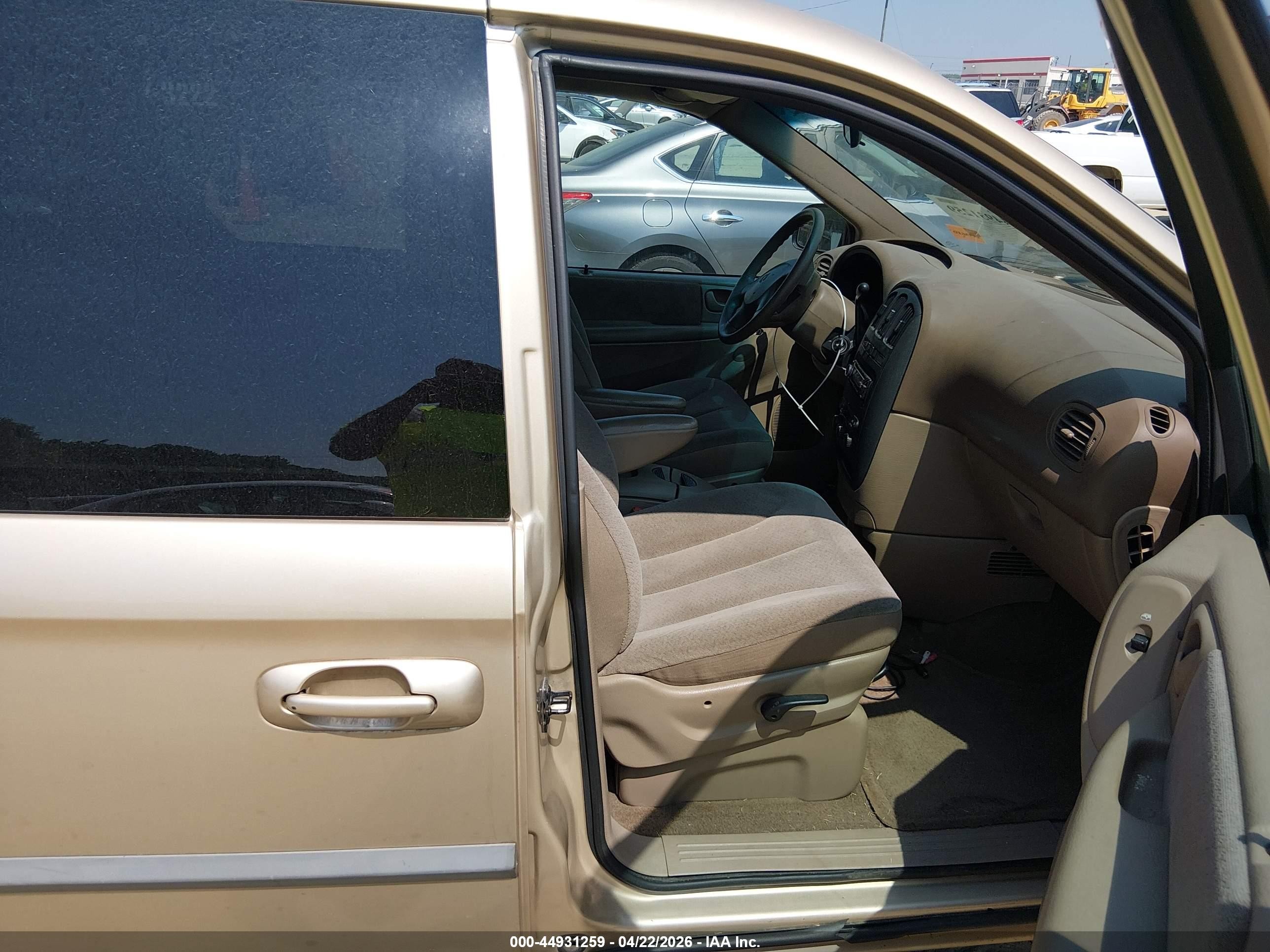 2001 Dodge Grand Caravan Sport Gold vin: 2B4GP44351R306976