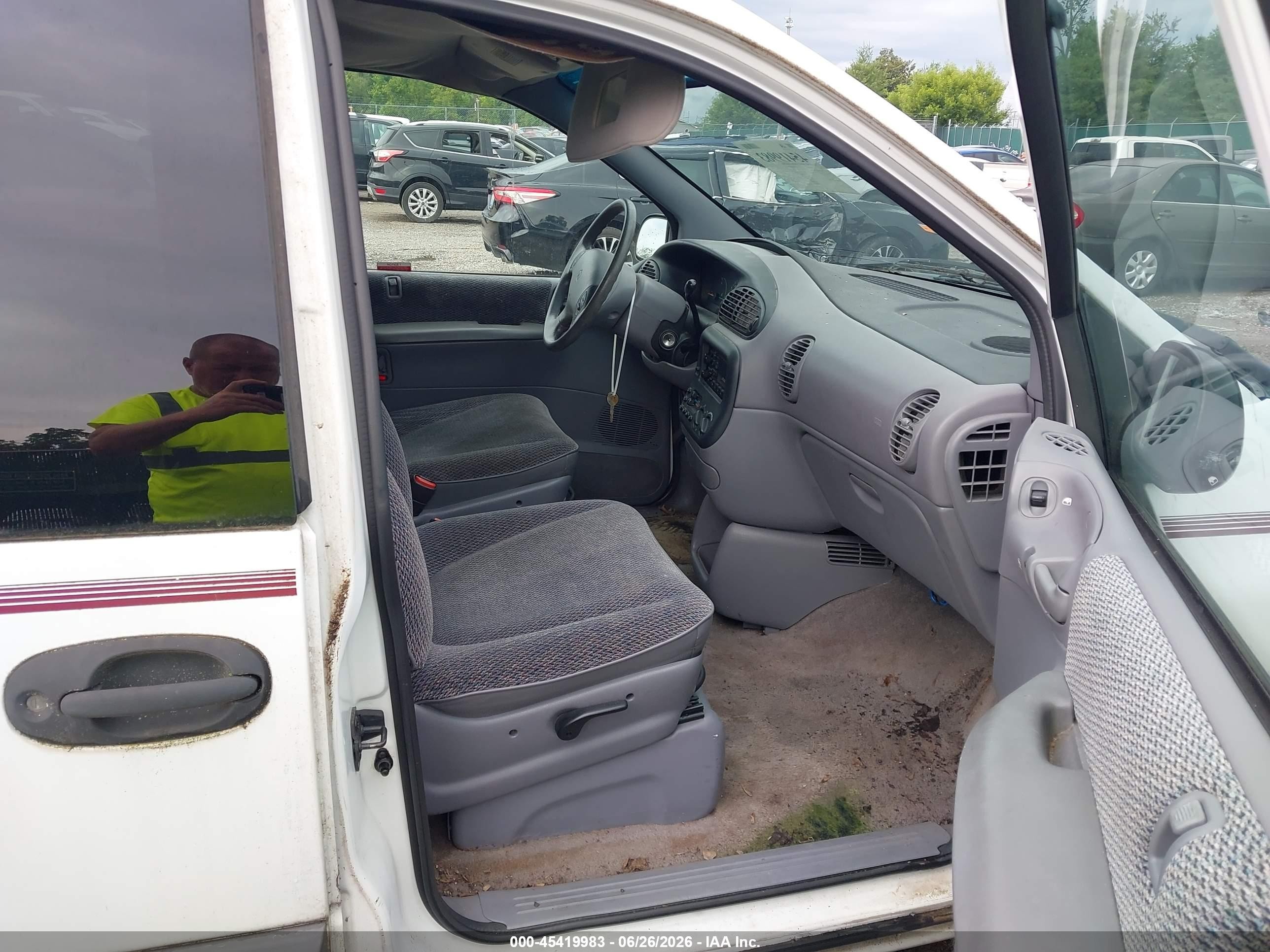 1997 Dodge Caravan Se White vin: 2B4GP4435VR407098