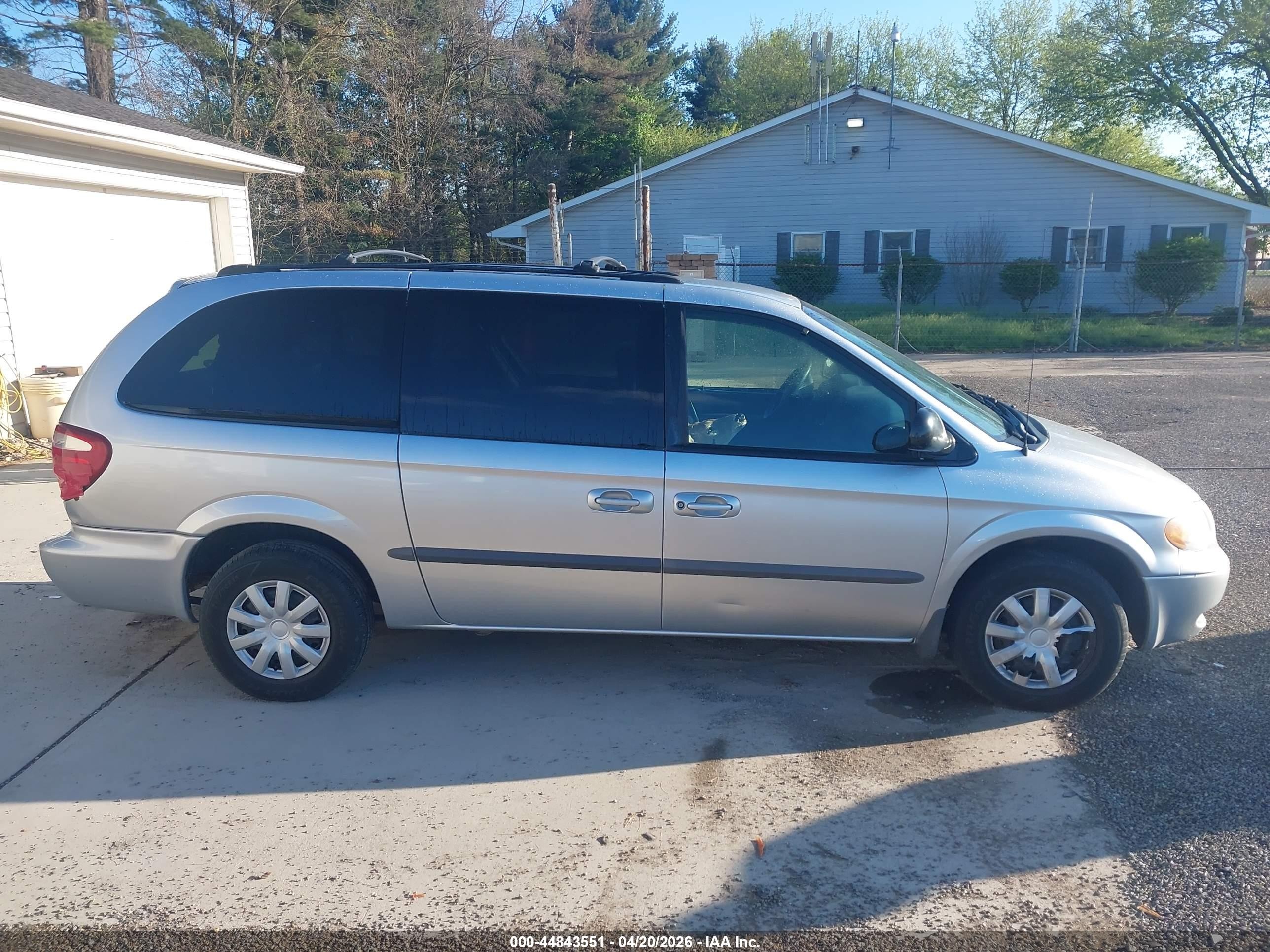 2002 Dodge Grand Caravan Sport Silver vin: 2B4GP44362R585260