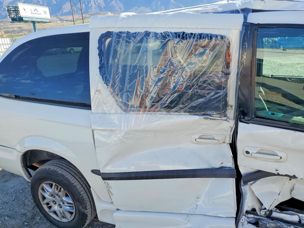 2002 Dodge Caravan White vin: 2B4GP44372R521521