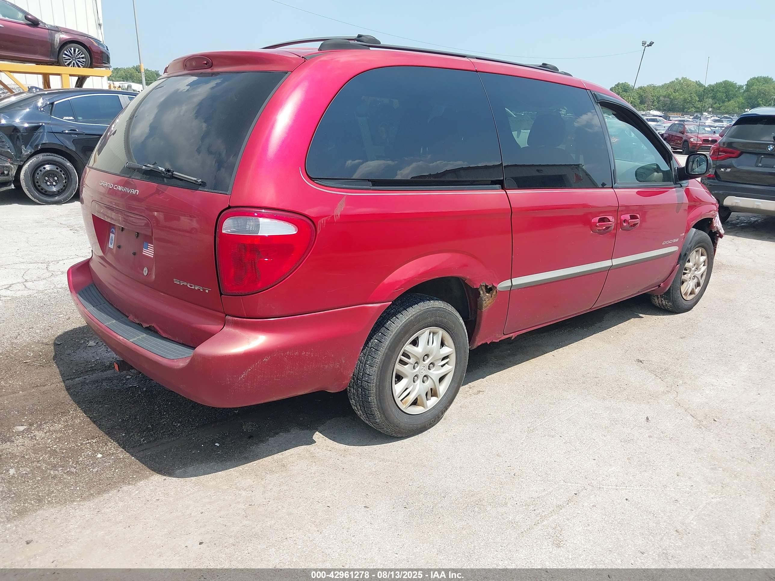 2001 Dodge Grand Caravan Sport Red vin: 2B4GP44381R237104