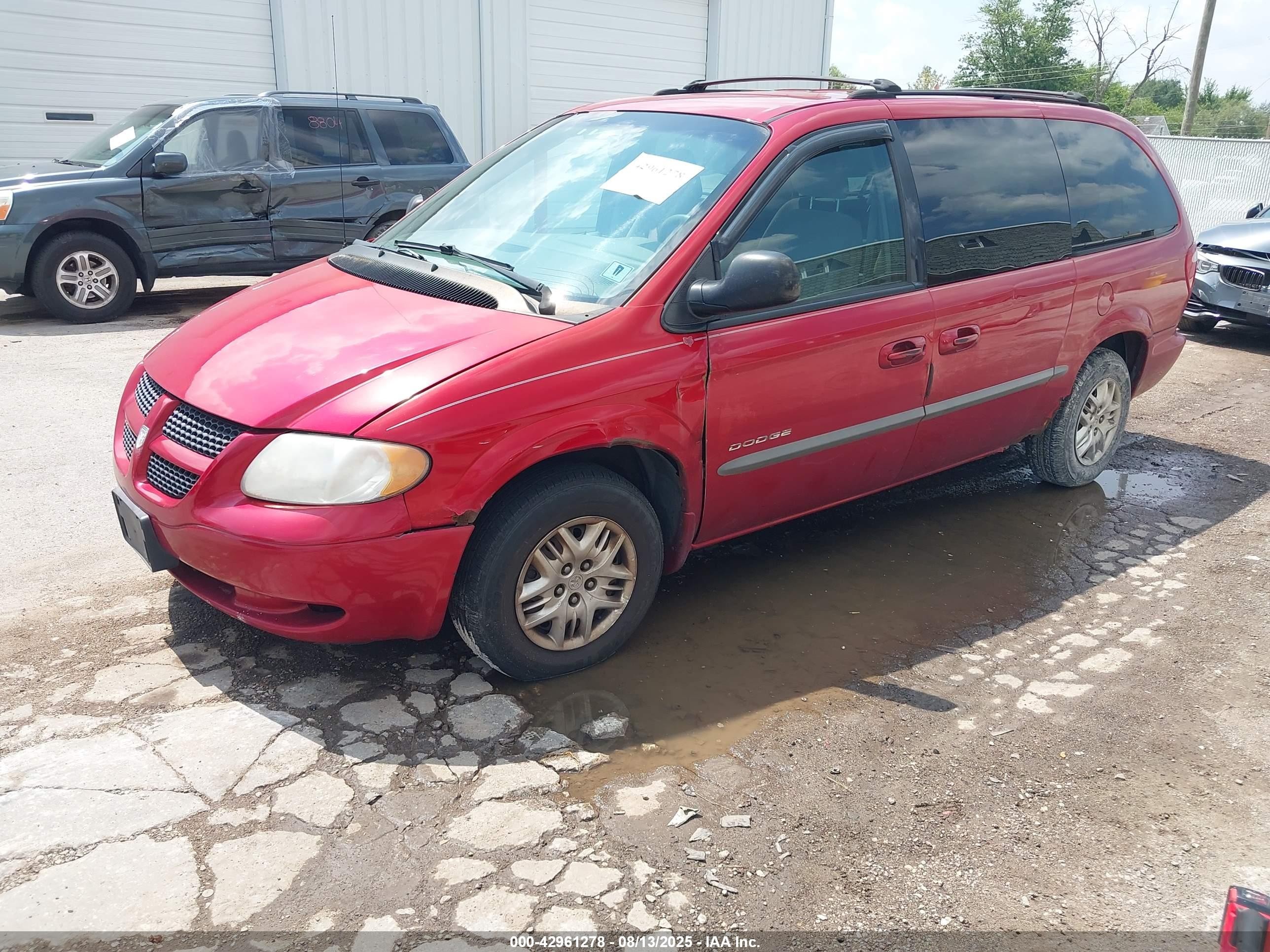 2001 Dodge Grand Caravan Sport Red vin: 2B4GP44381R237104