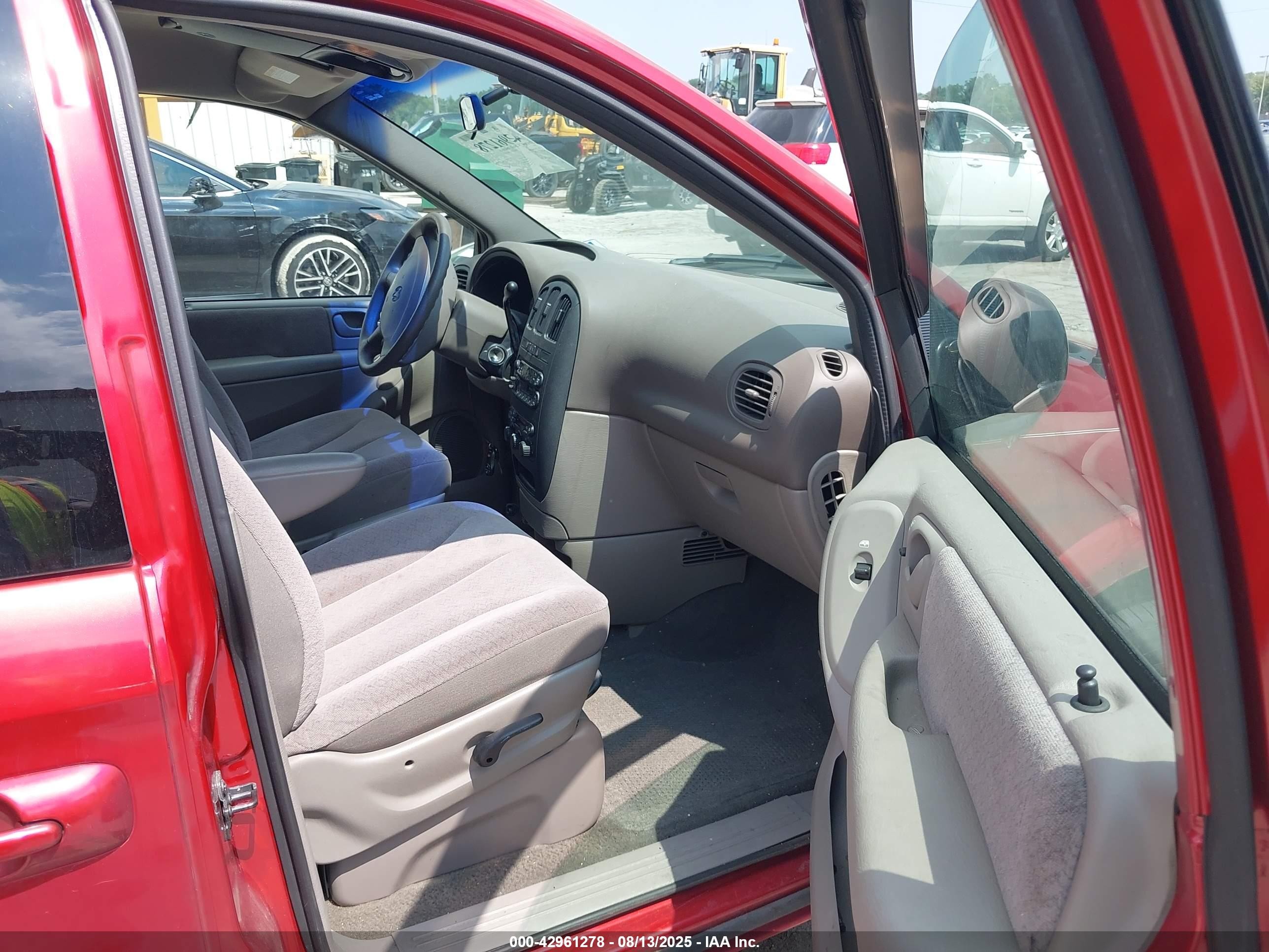 2001 Dodge Grand Caravan Sport Red vin: 2B4GP44381R237104