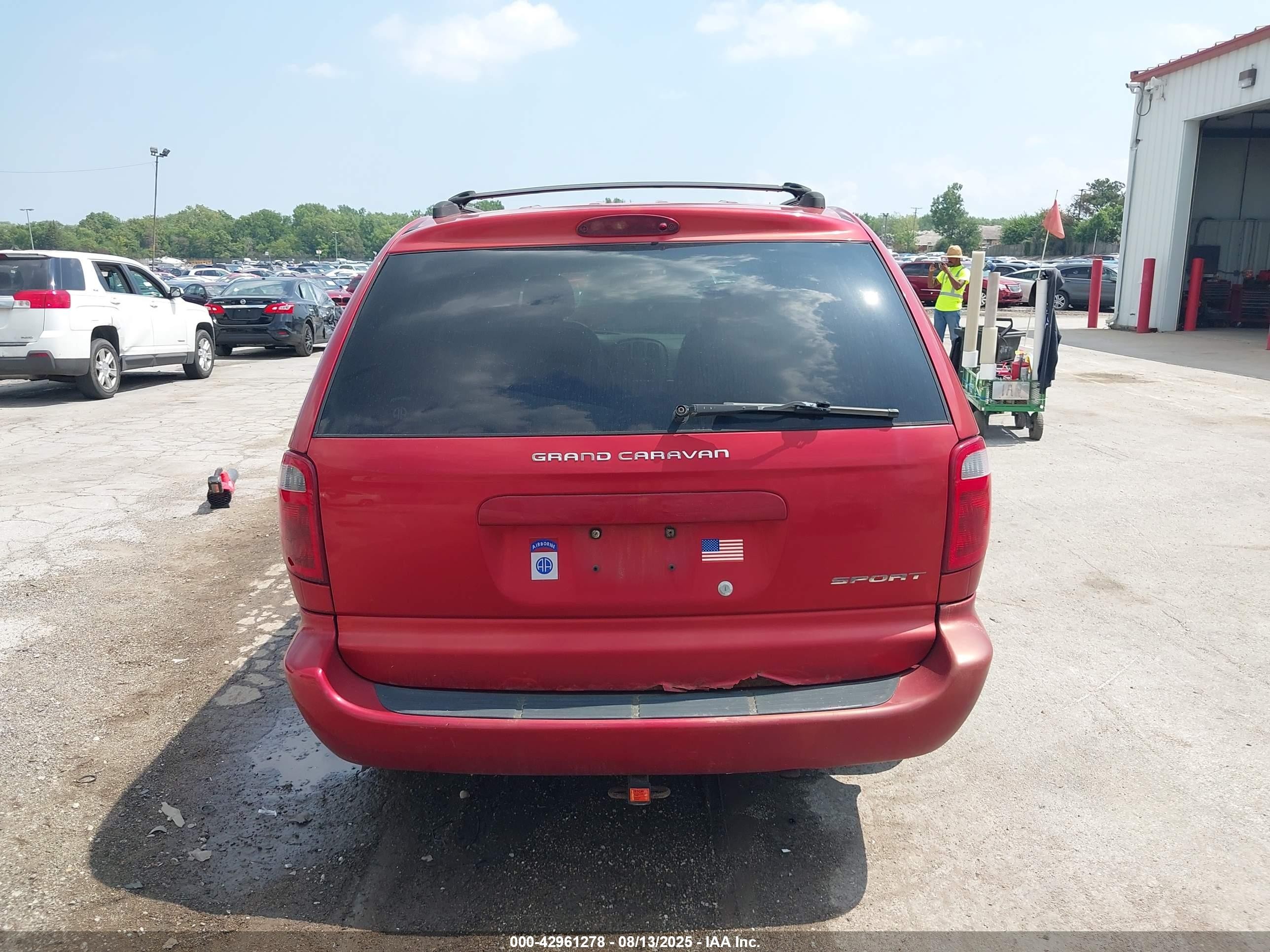 2001 Dodge Grand Caravan Sport Red vin: 2B4GP44381R237104