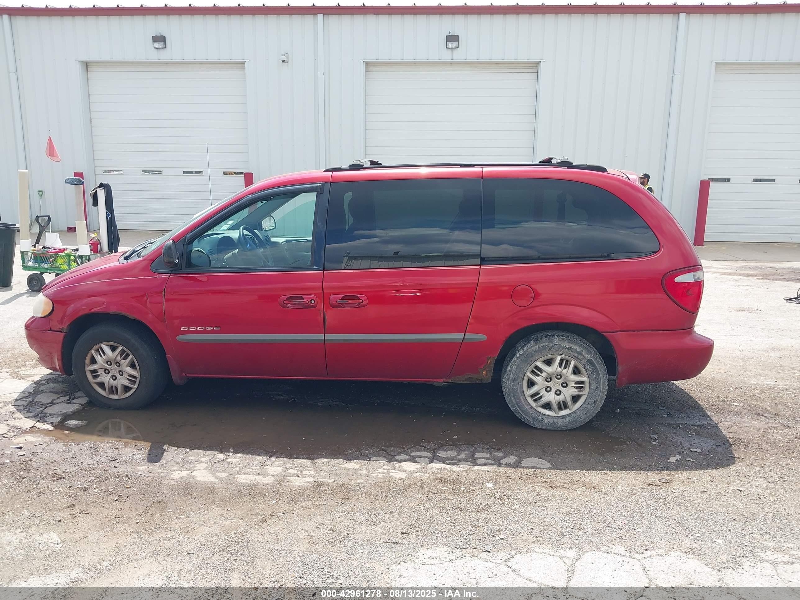 2001 Dodge Grand Caravan Sport Red vin: 2B4GP44381R237104