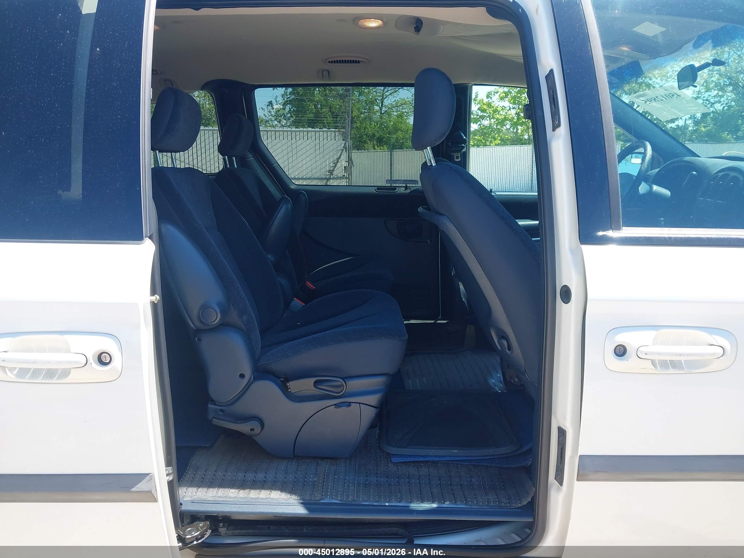 2001 Dodge Grand Caravan Sport White vin: 2B4GP44R41R137201