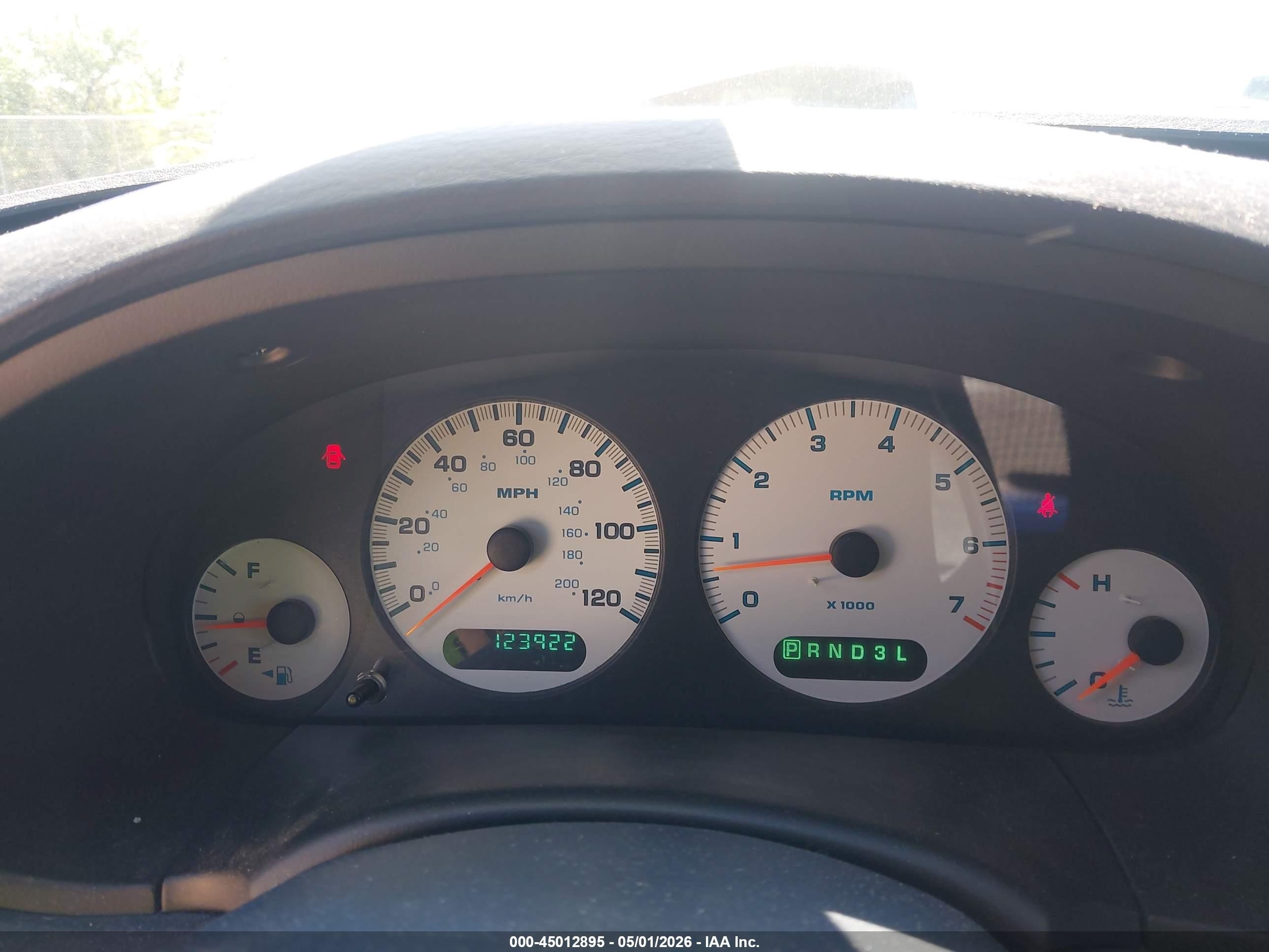2001 Dodge Grand Caravan Sport White vin: 2B4GP44R41R137201