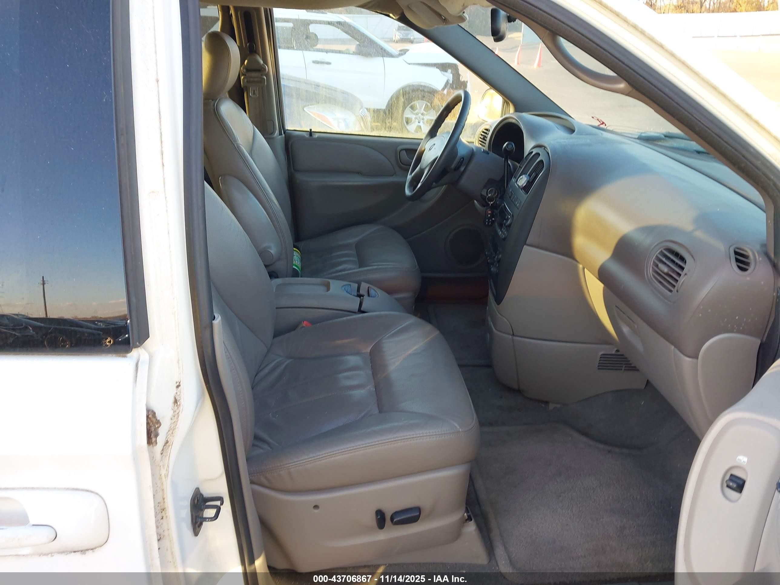 2002 Dodge Grand Caravan Es White vin: 2B4GP54L42R594996