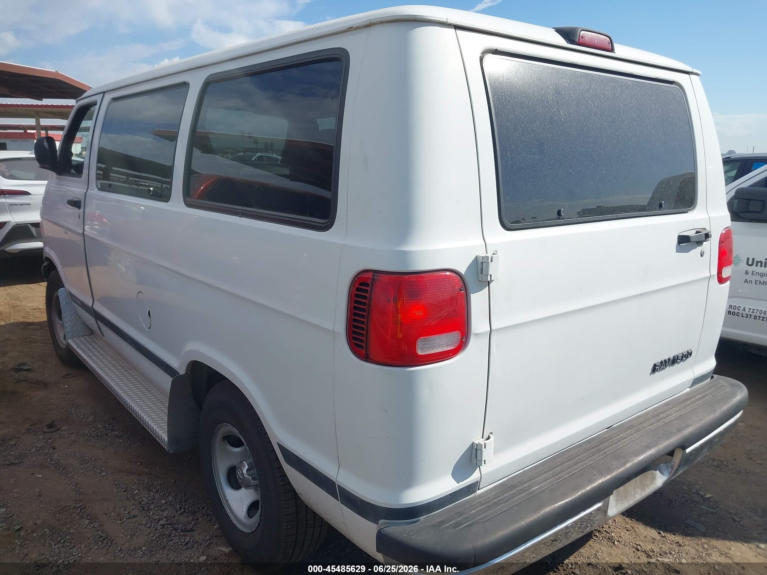 2002 Dodge Ram Wagon 1500   Белый vin: 2B4HB15Y42K104152