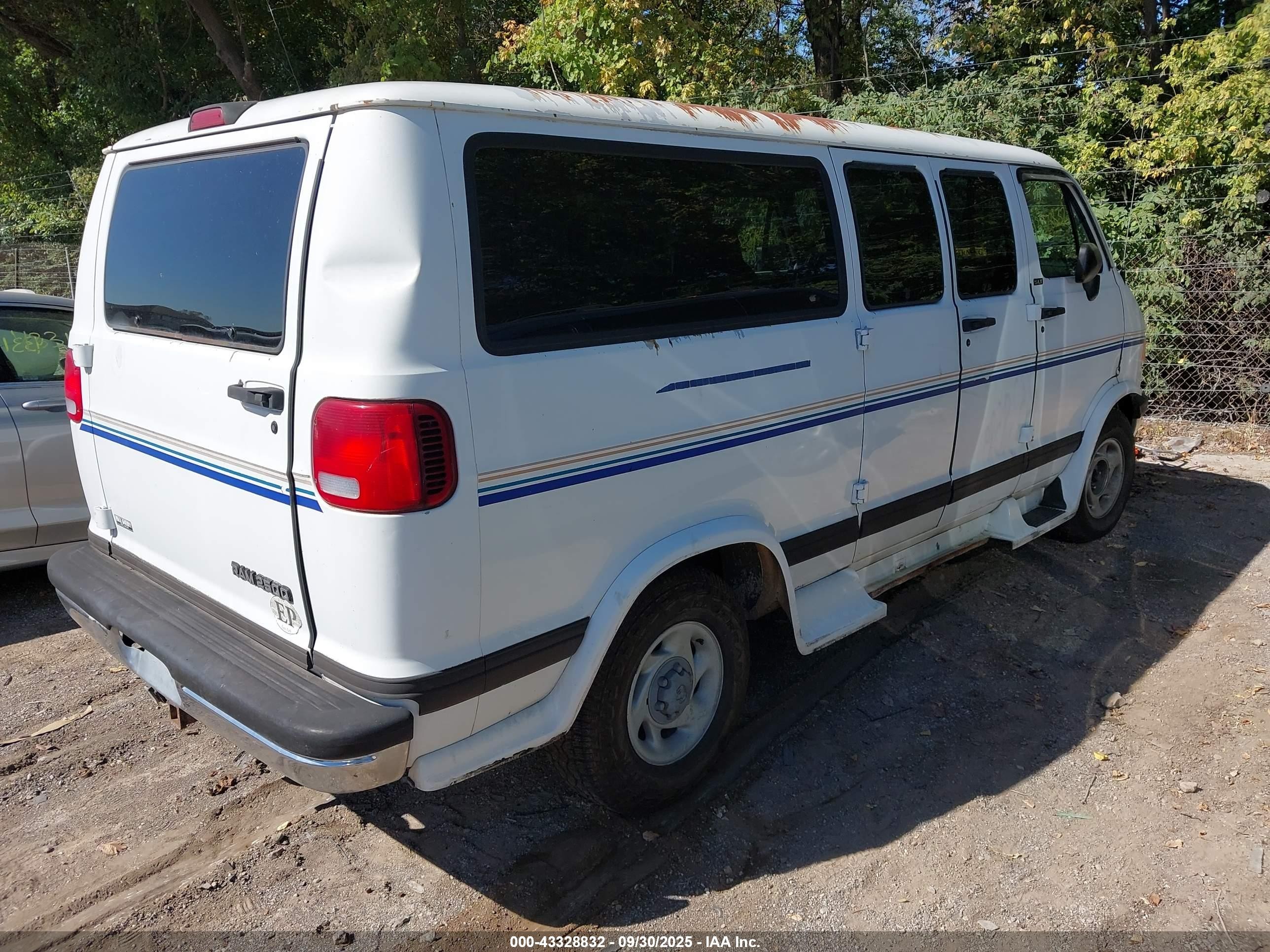 1996 Dodge Ram Wagon B2500 White vin: 2B4HB25Z8TK171711