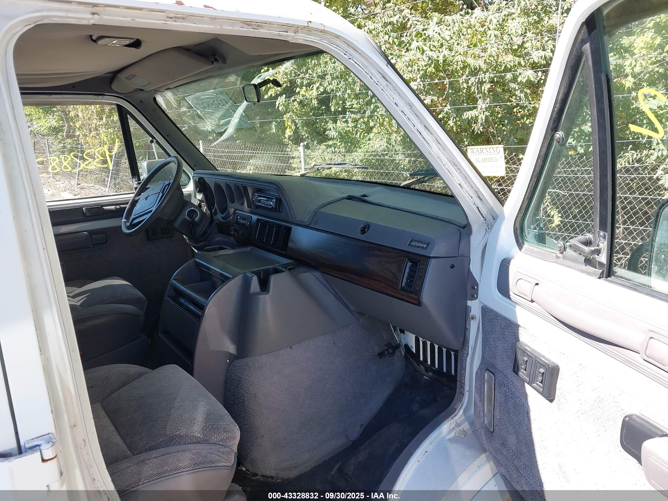 1996 Dodge Ram Wagon B2500 White vin: 2B4HB25Z8TK171711