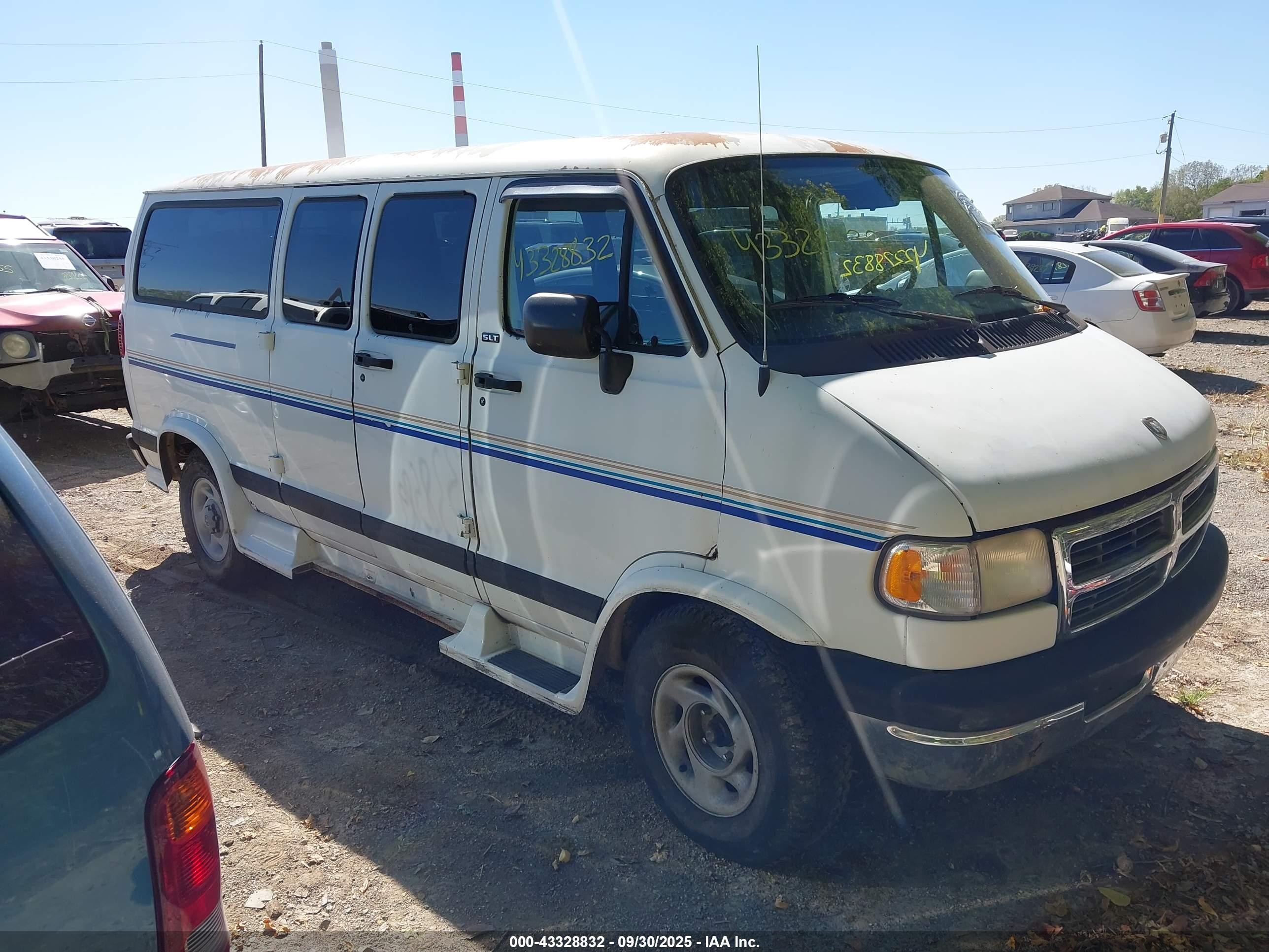 1996 Dodge Ram Wagon B2500 White vin: 2B4HB25Z8TK171711