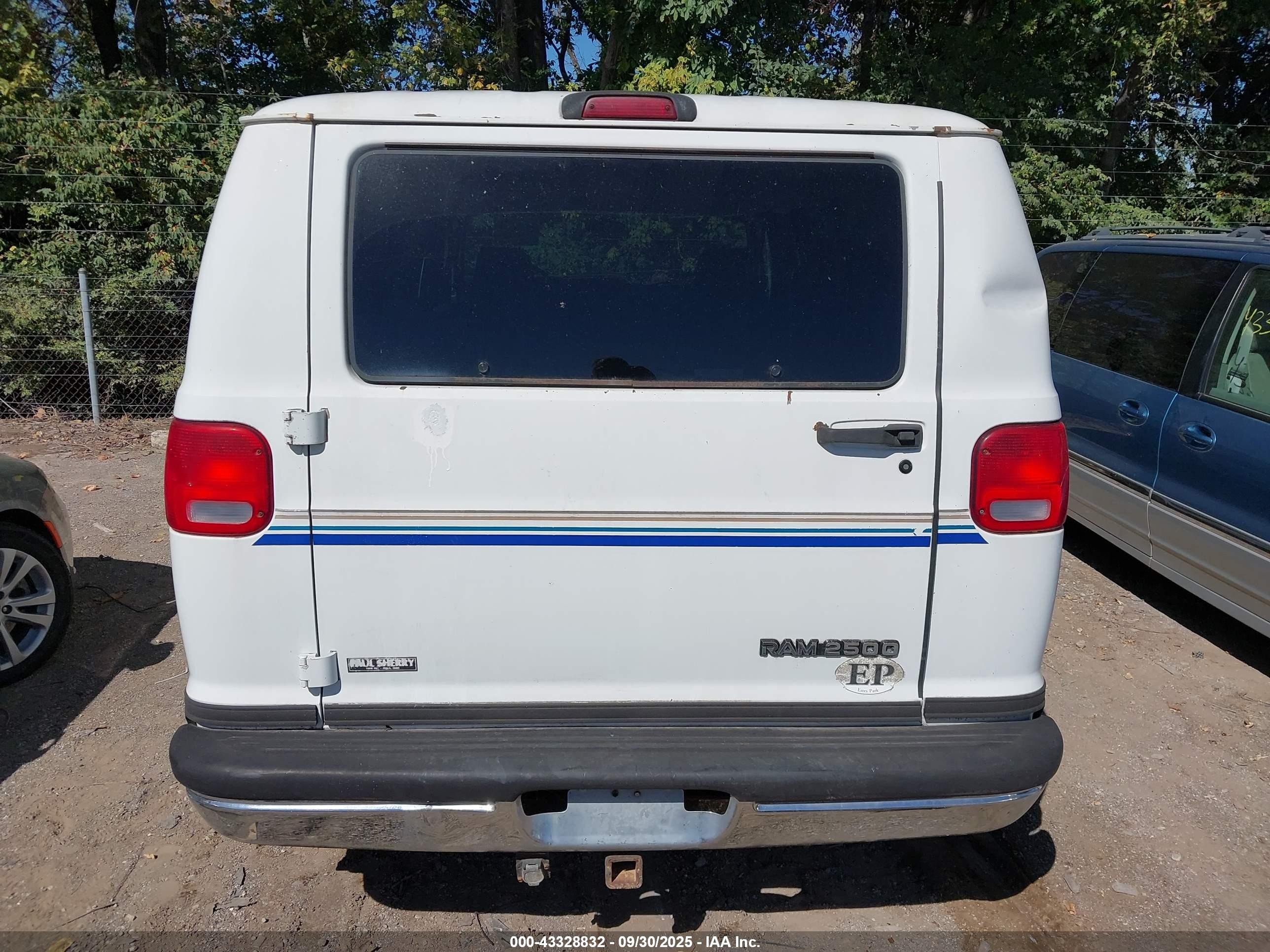 1996 Dodge Ram Wagon B2500 White vin: 2B4HB25Z8TK171711