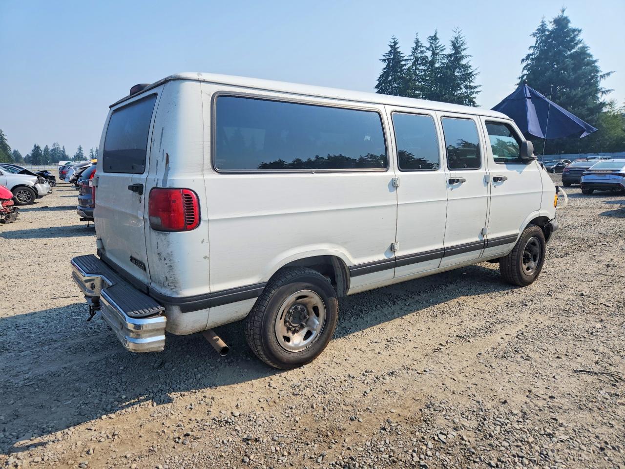 2002 Dodge Ram Wagon B2500 White vin: 2B4JB25Y22K121121