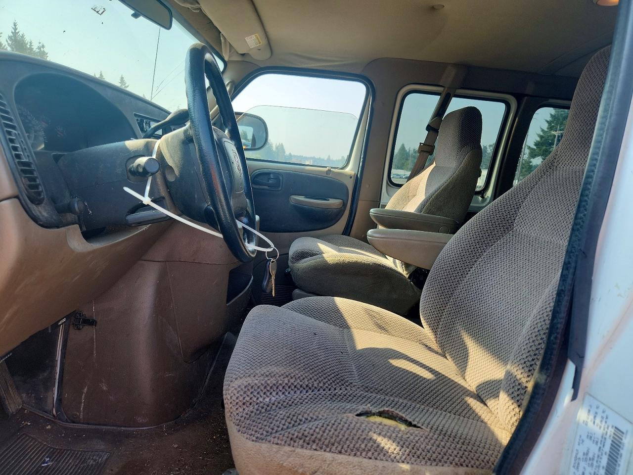 2002 Dodge Ram Wagon B2500 White vin: 2B4JB25Y22K121121
