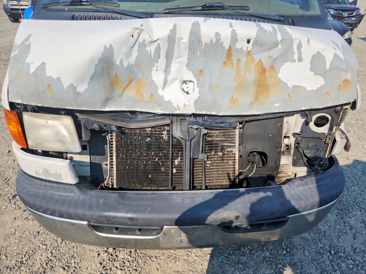 2002 Dodge Ram Wagon B2500 White vin: 2B4JB25Y22K121121