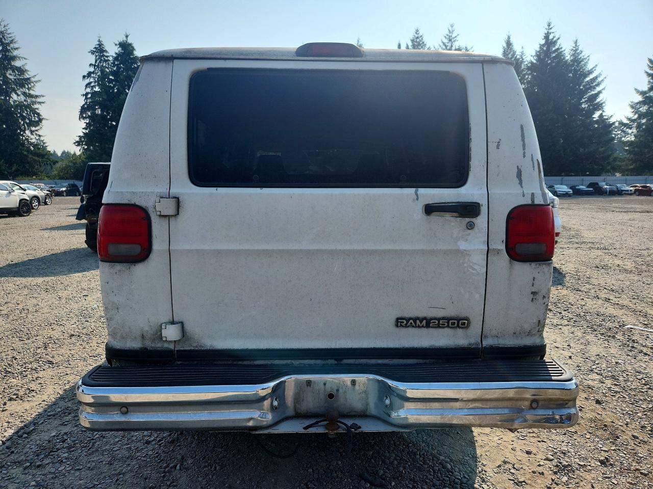 2002 Dodge Ram Wagon B2500 White vin: 2B4JB25Y22K121121