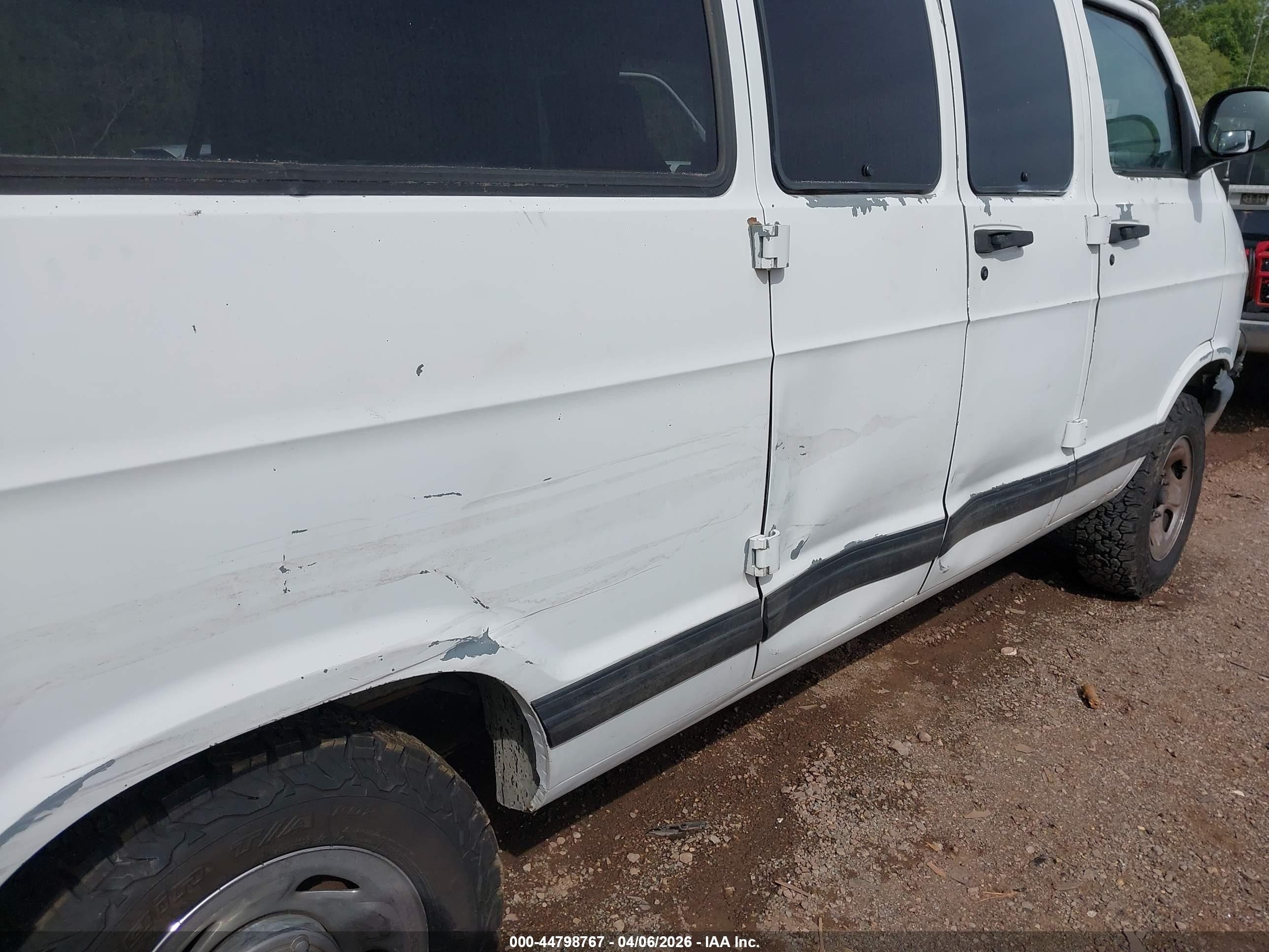 1999 Dodge Ram Wagon 2500   White vin: 2B4JB25Y4XK560568