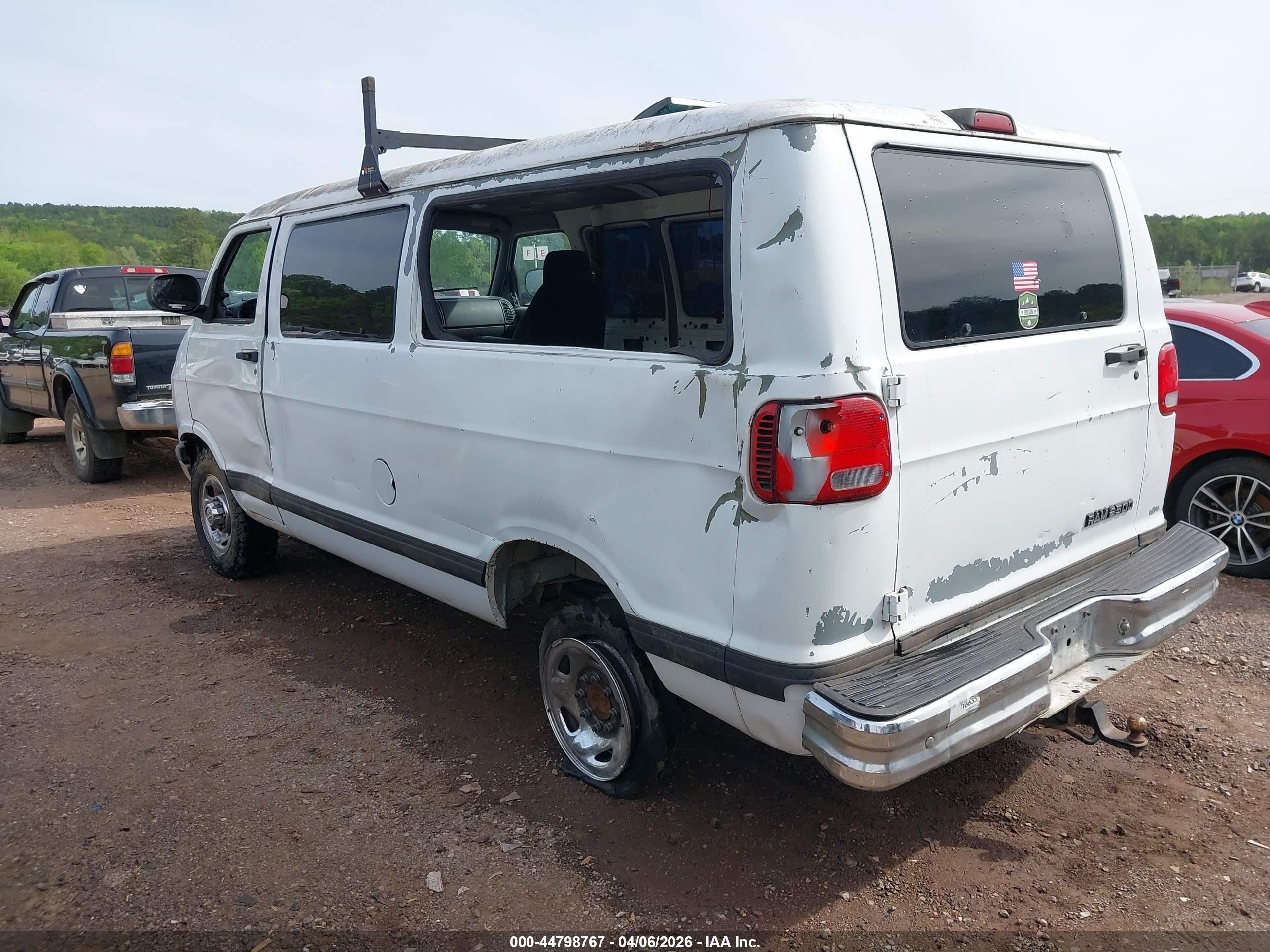 1999 Dodge Ram Wagon 2500   White vin: 2B4JB25Y4XK560568