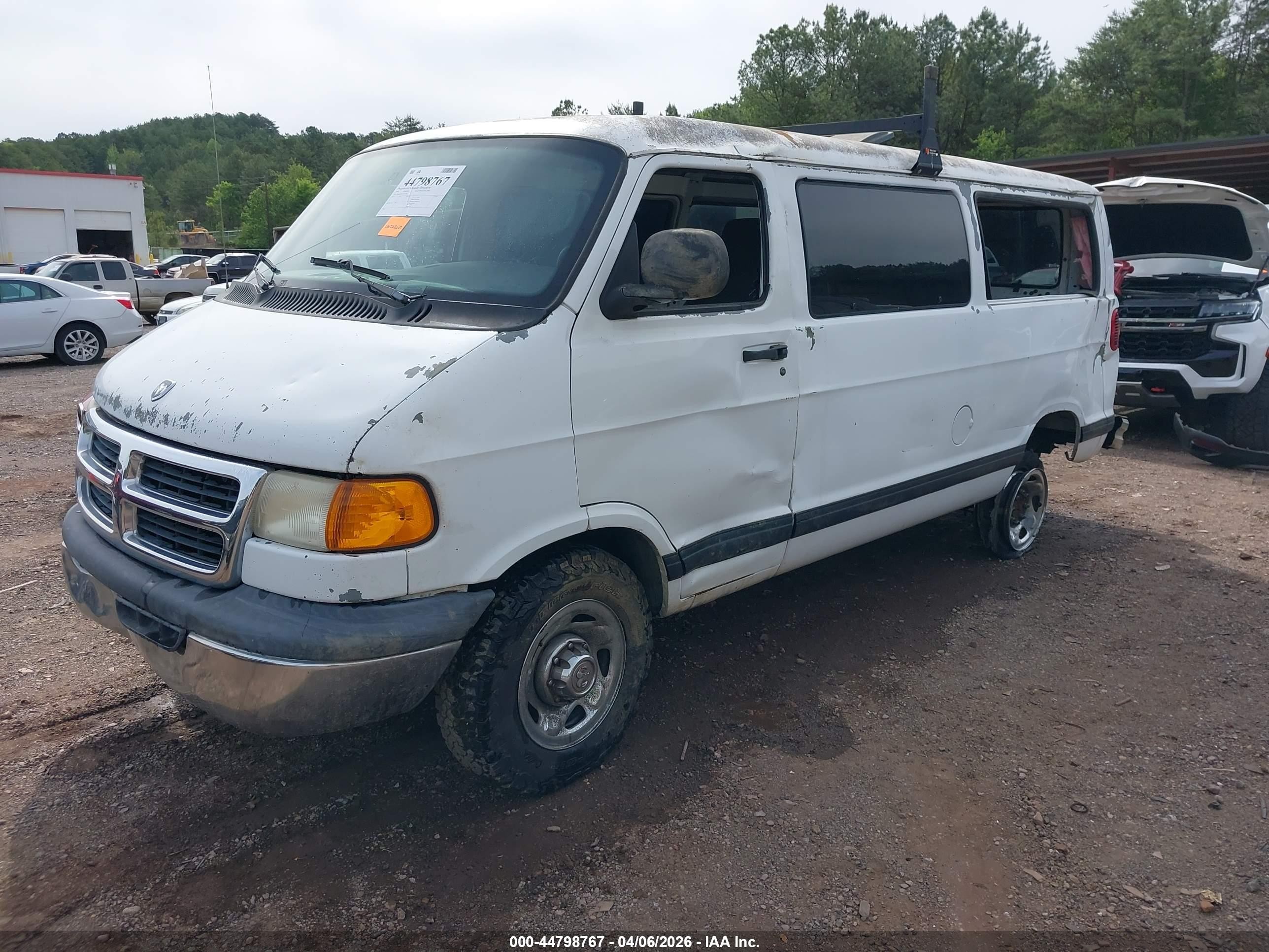 1999 Dodge Ram Wagon 2500   White vin: 2B4JB25Y4XK560568