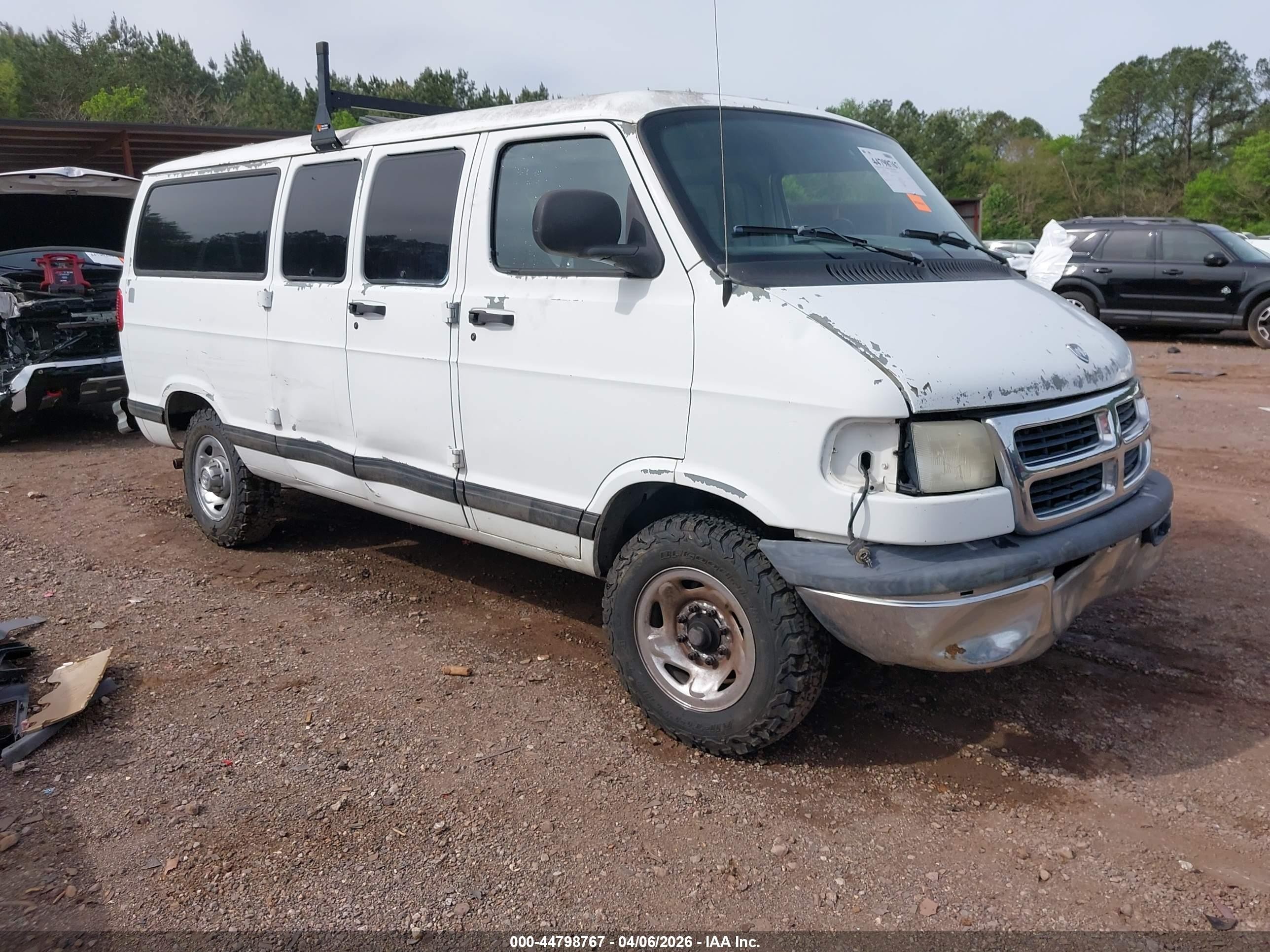 1999 Dodge Ram Wagon 2500   White vin: 2B4JB25Y4XK560568