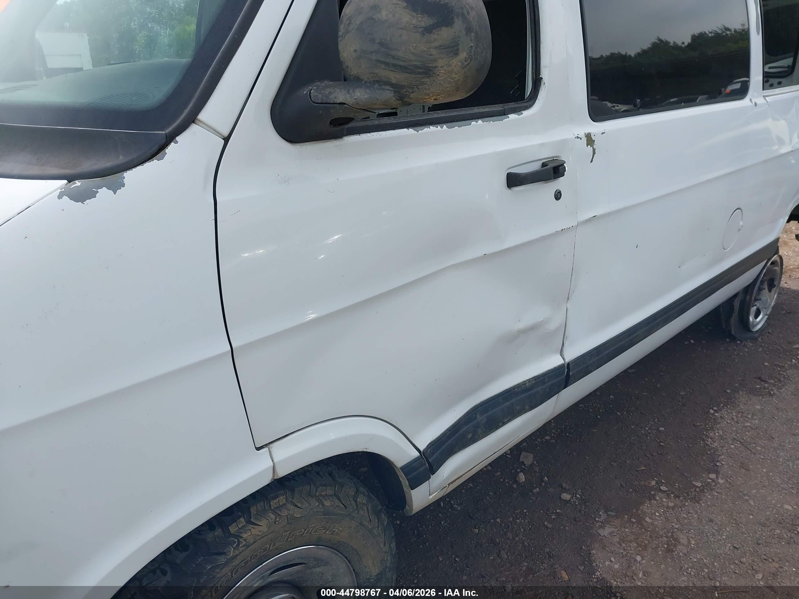 1999 Dodge Ram Wagon 2500   White vin: 2B4JB25Y4XK560568