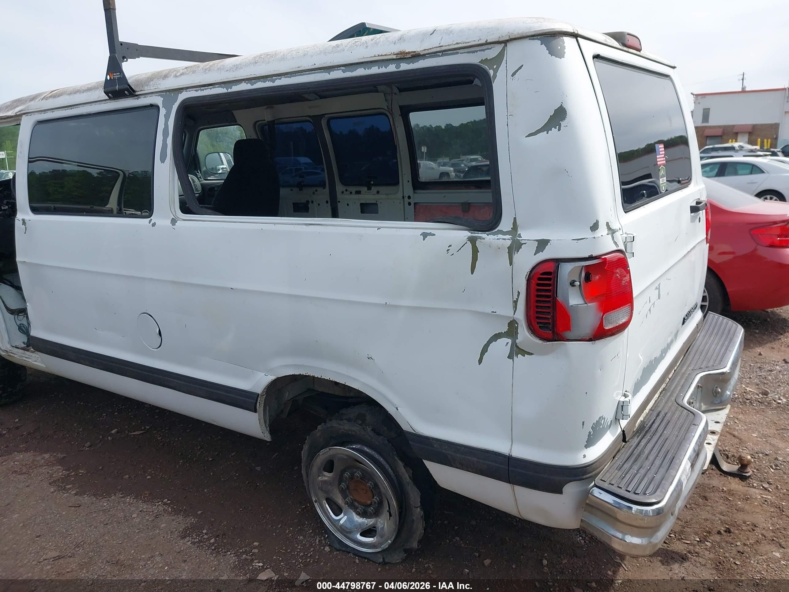 1999 Dodge Ram Wagon 2500   White vin: 2B4JB25Y4XK560568