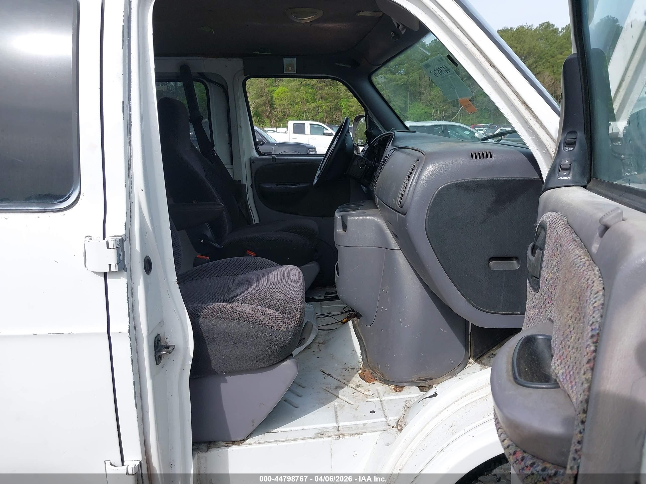 1999 Dodge Ram Wagon 2500   White vin: 2B4JB25Y4XK560568