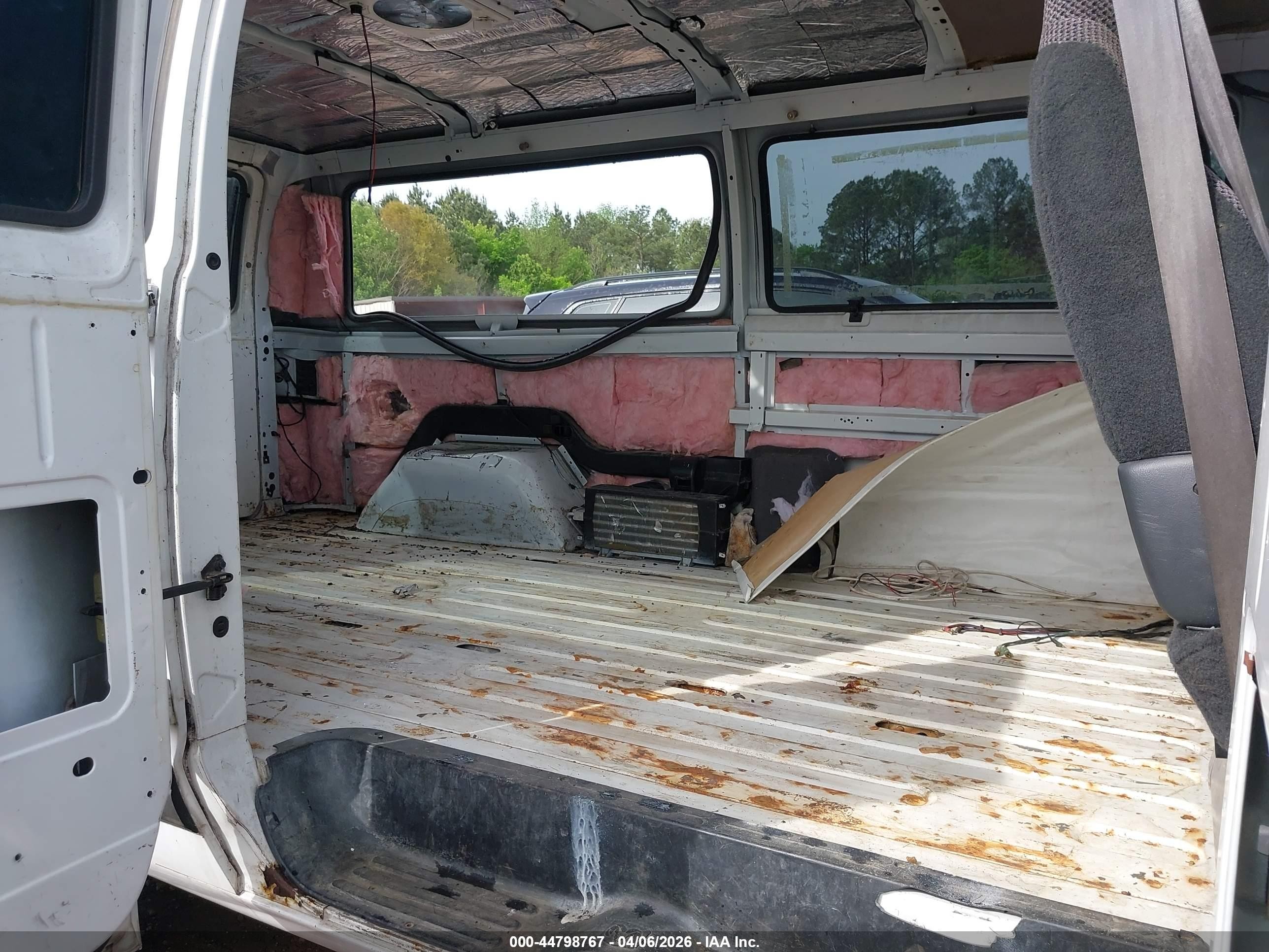 1999 Dodge Ram Wagon 2500   White vin: 2B4JB25Y4XK560568