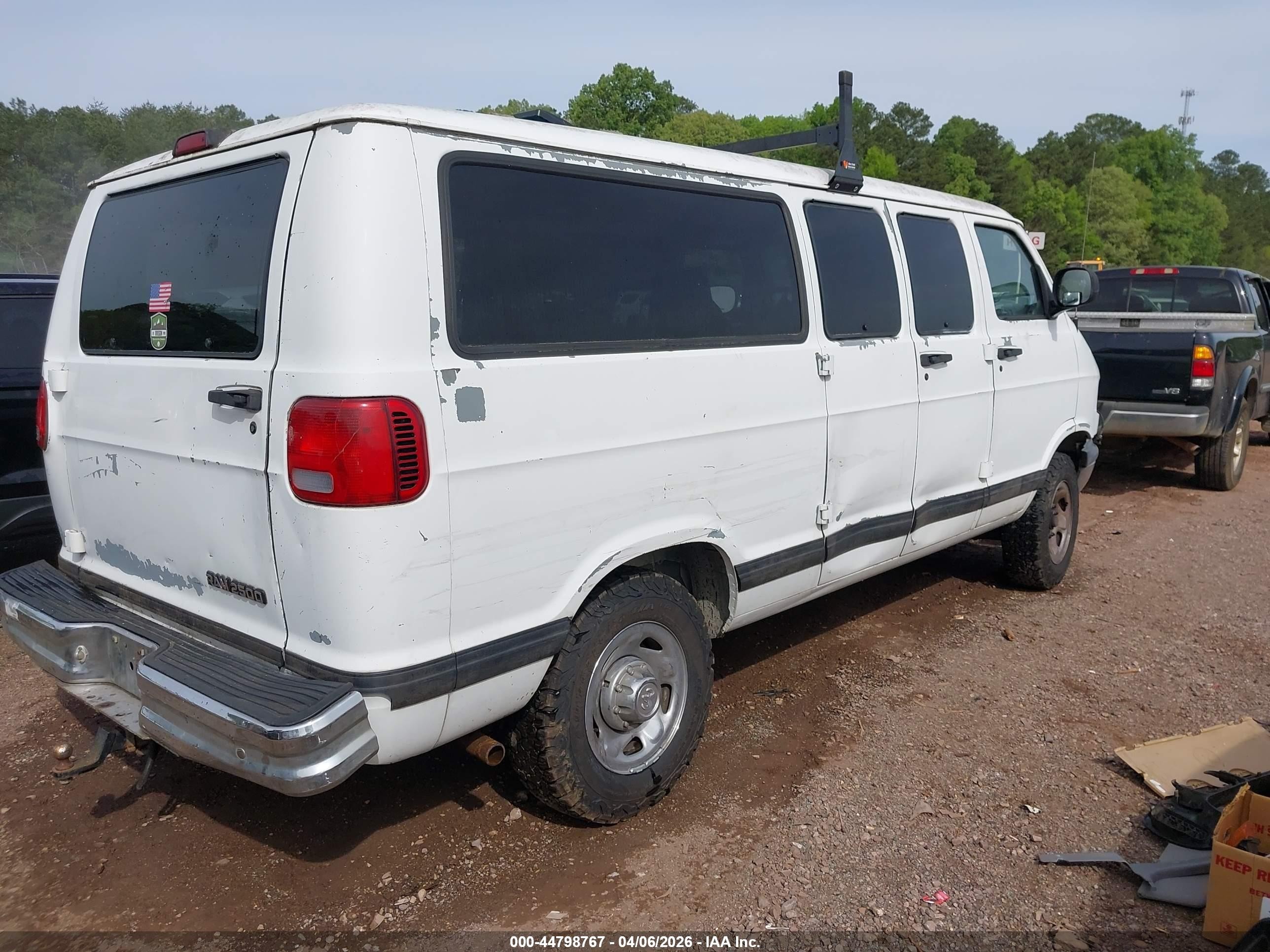 1999 Dodge Ram Wagon 2500   White vin: 2B4JB25Y4XK560568