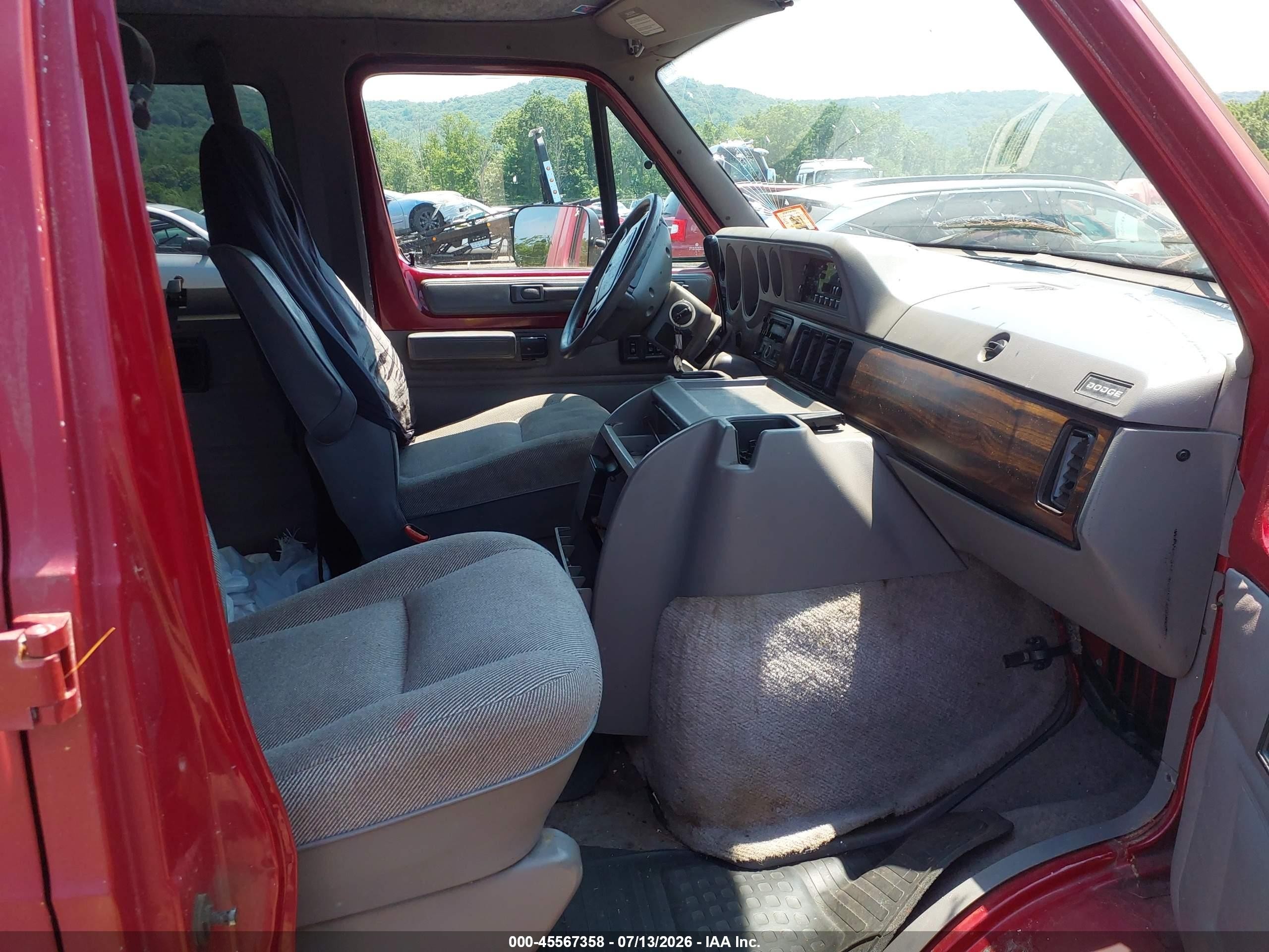1996 Dodge Ram Wagon B3500 Red vin: 2B5WB35Y0TK182394