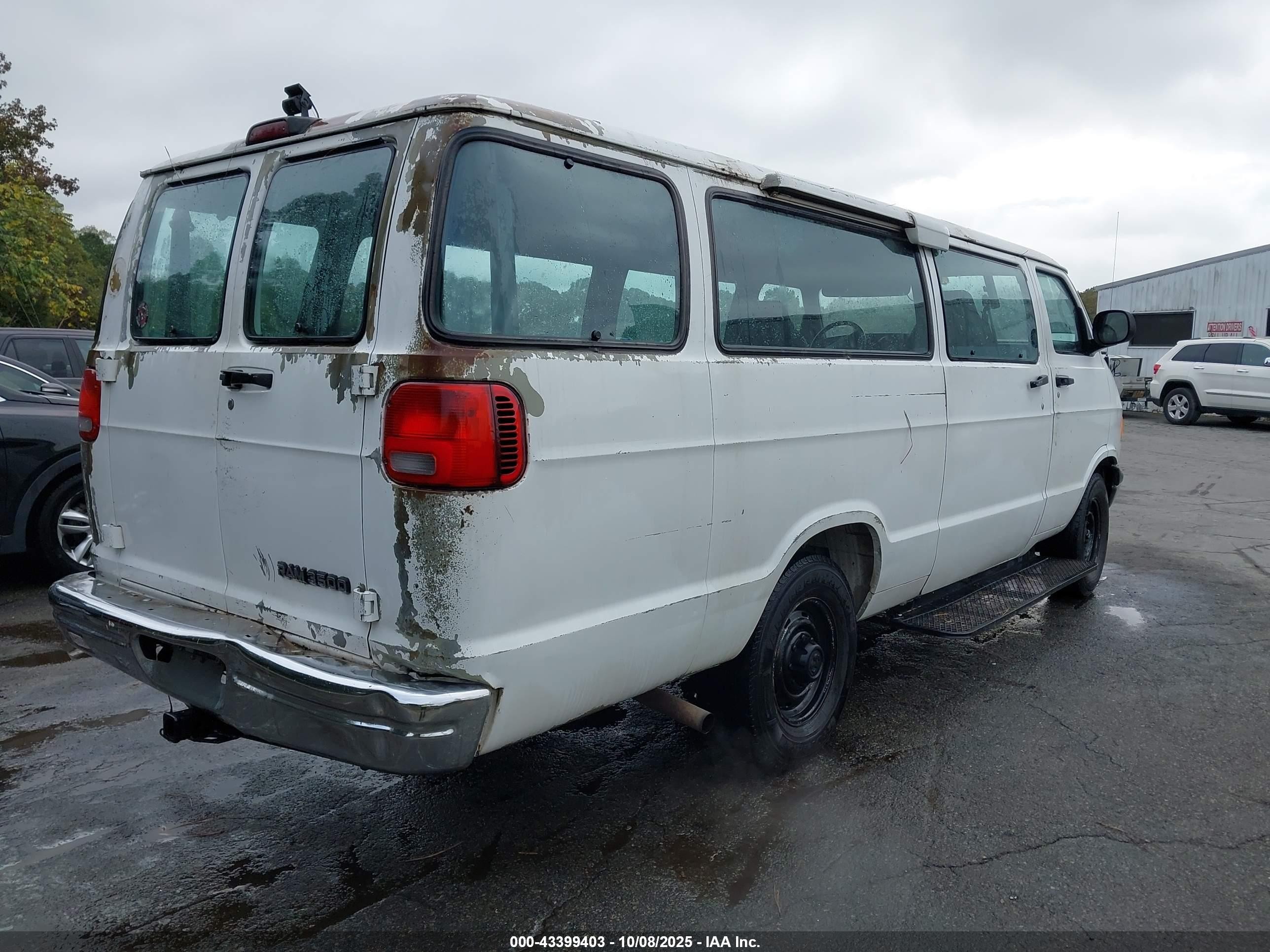 2001 Dodge Ram Wagon 3500   White vin: 2B5WB35Y81K555338