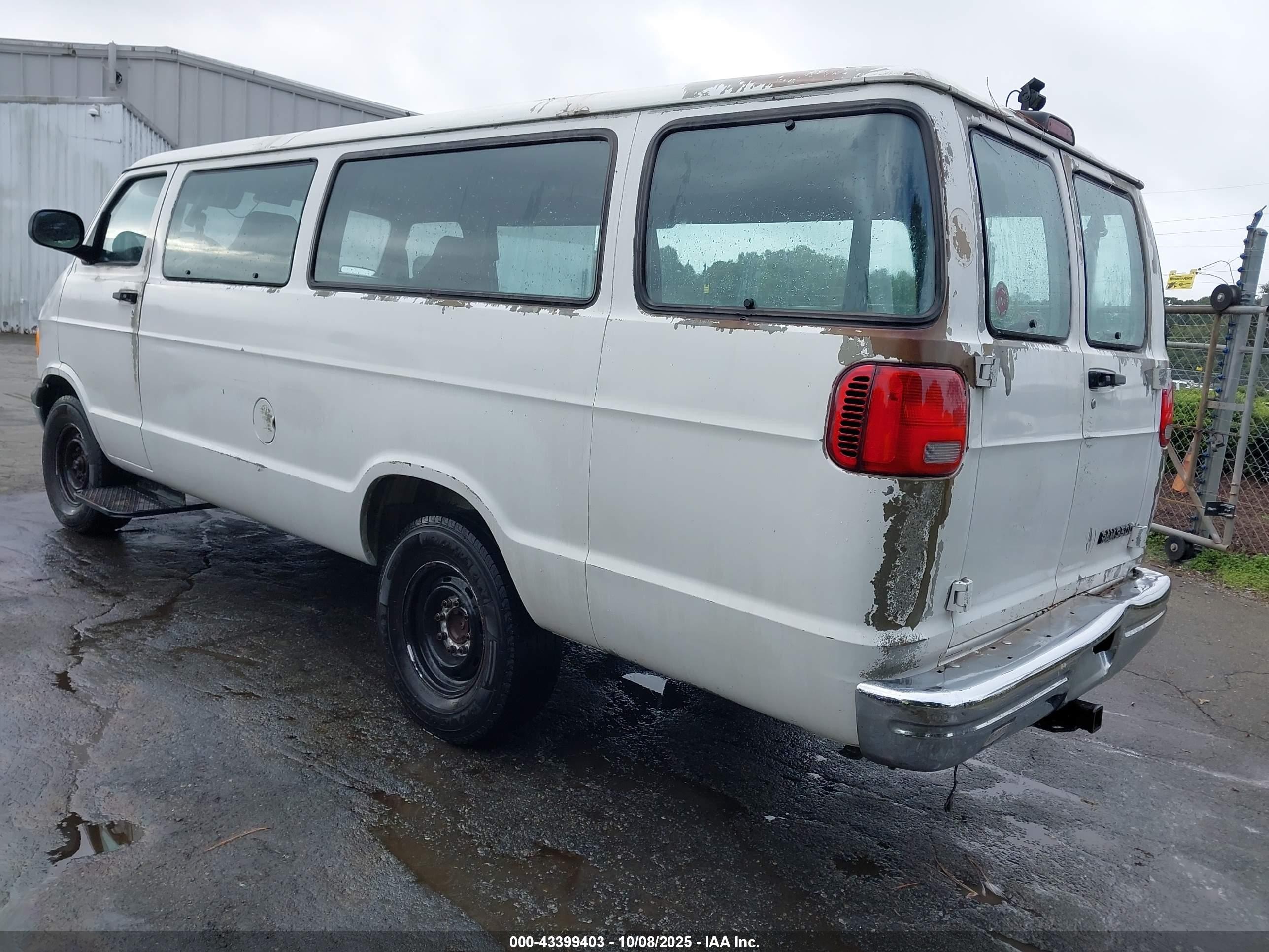 2001 Dodge Ram Wagon 3500   White vin: 2B5WB35Y81K555338