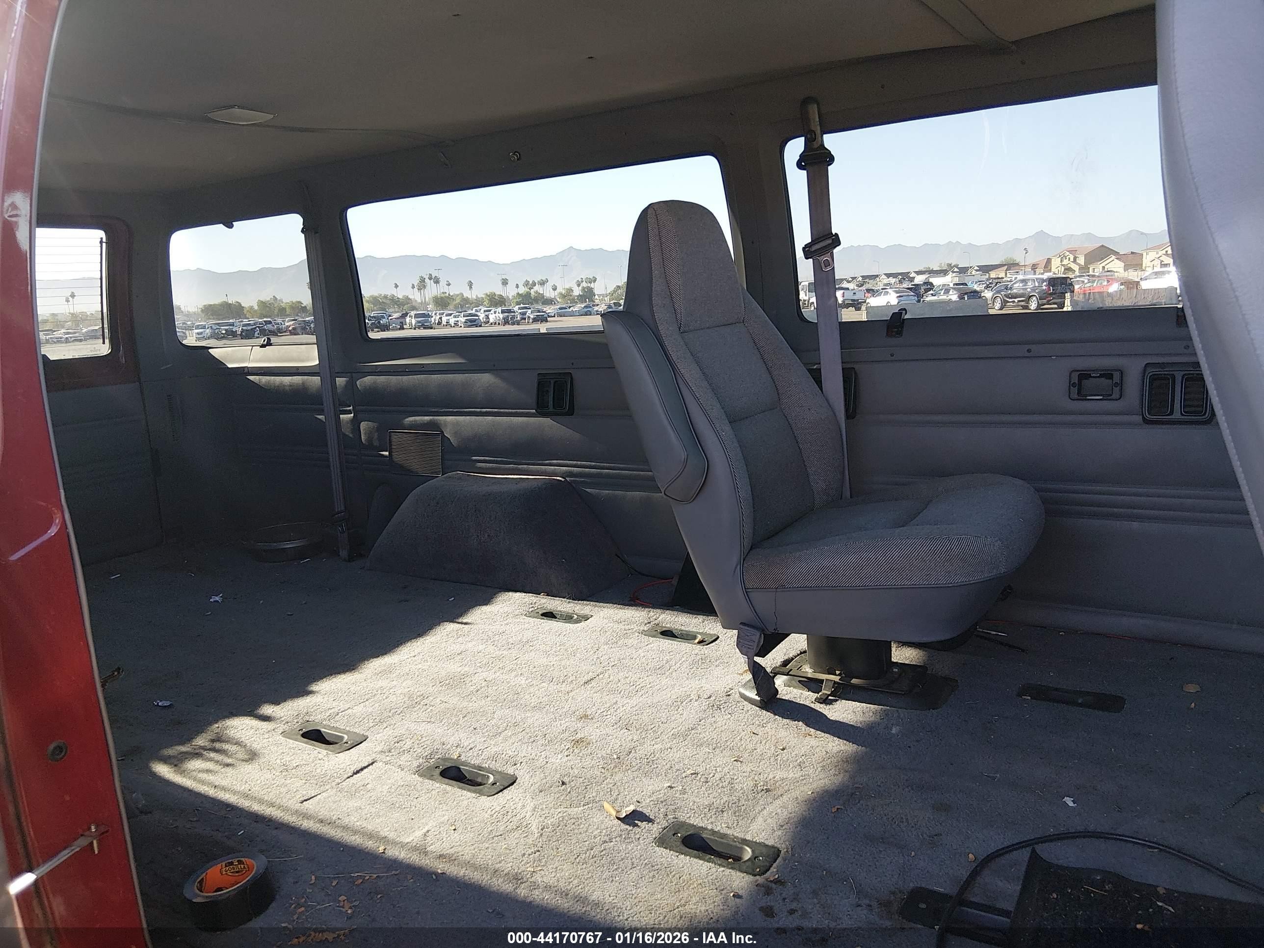 1996 Dodge Ram Wagon B3500 Red vin: 2B5WB35YXTK182337