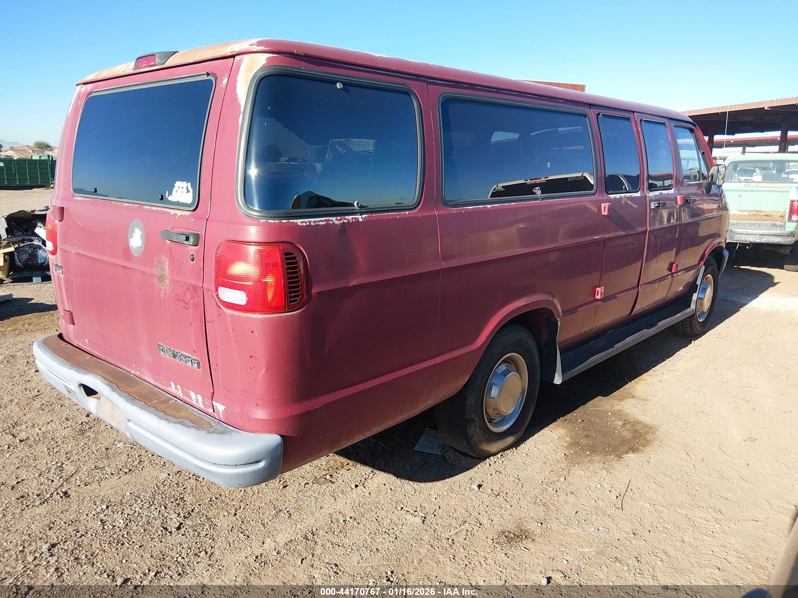 1996 Dodge Ram Wagon B3500 Red vin: 2B5WB35YXTK182337